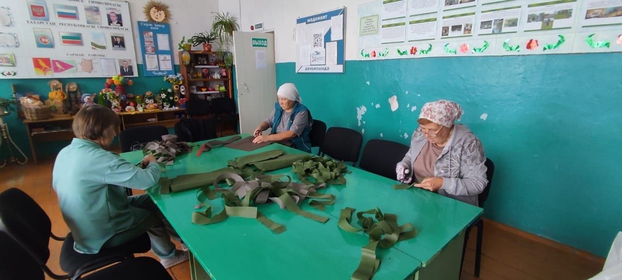 Югары Чыршылы авылында махсус хәрби операциядәге егетләр өчен маскировкалау сеткалар үрү дәвам итә