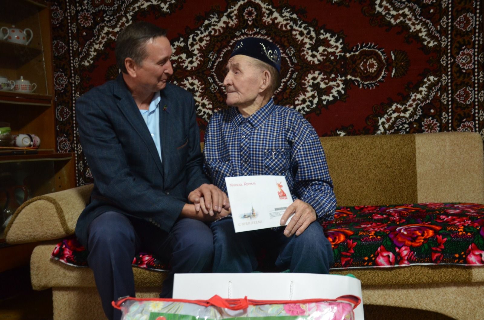 Хаҗиәхмәт абый юбилеенда җырлап та алды