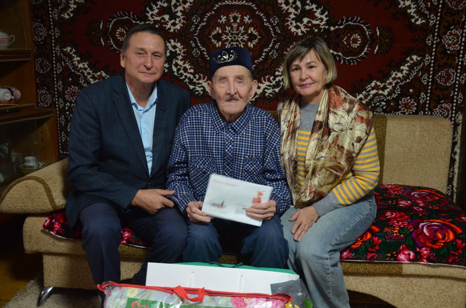 Хаҗиәхмәт абый юбилеенда җырлап та алды