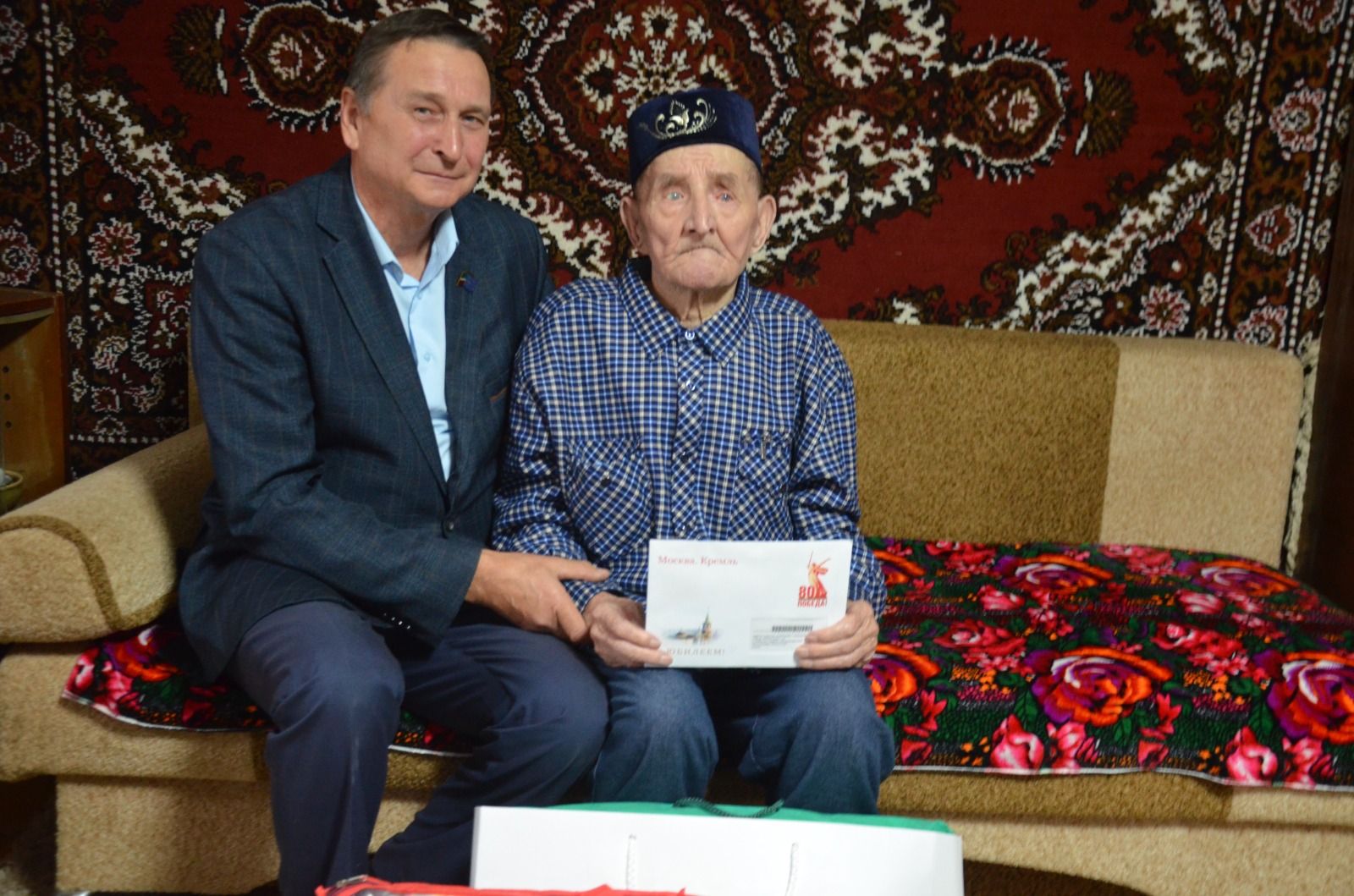 Хаҗиәхмәт абый юбилеенда җырлап та алды