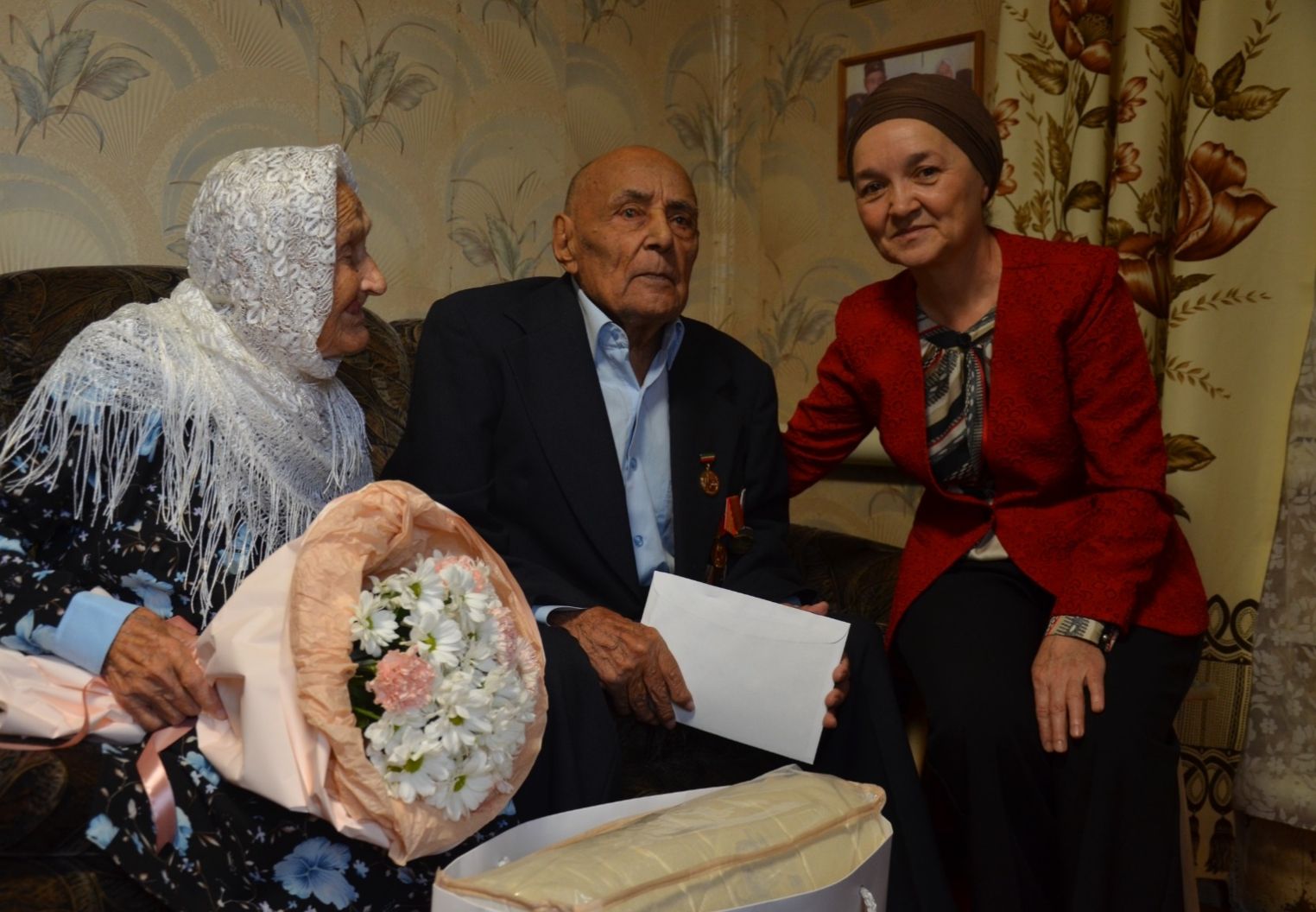 «Минем кебек, чирләмичә, 95 яшькә җитегез», – ди Мансур абый