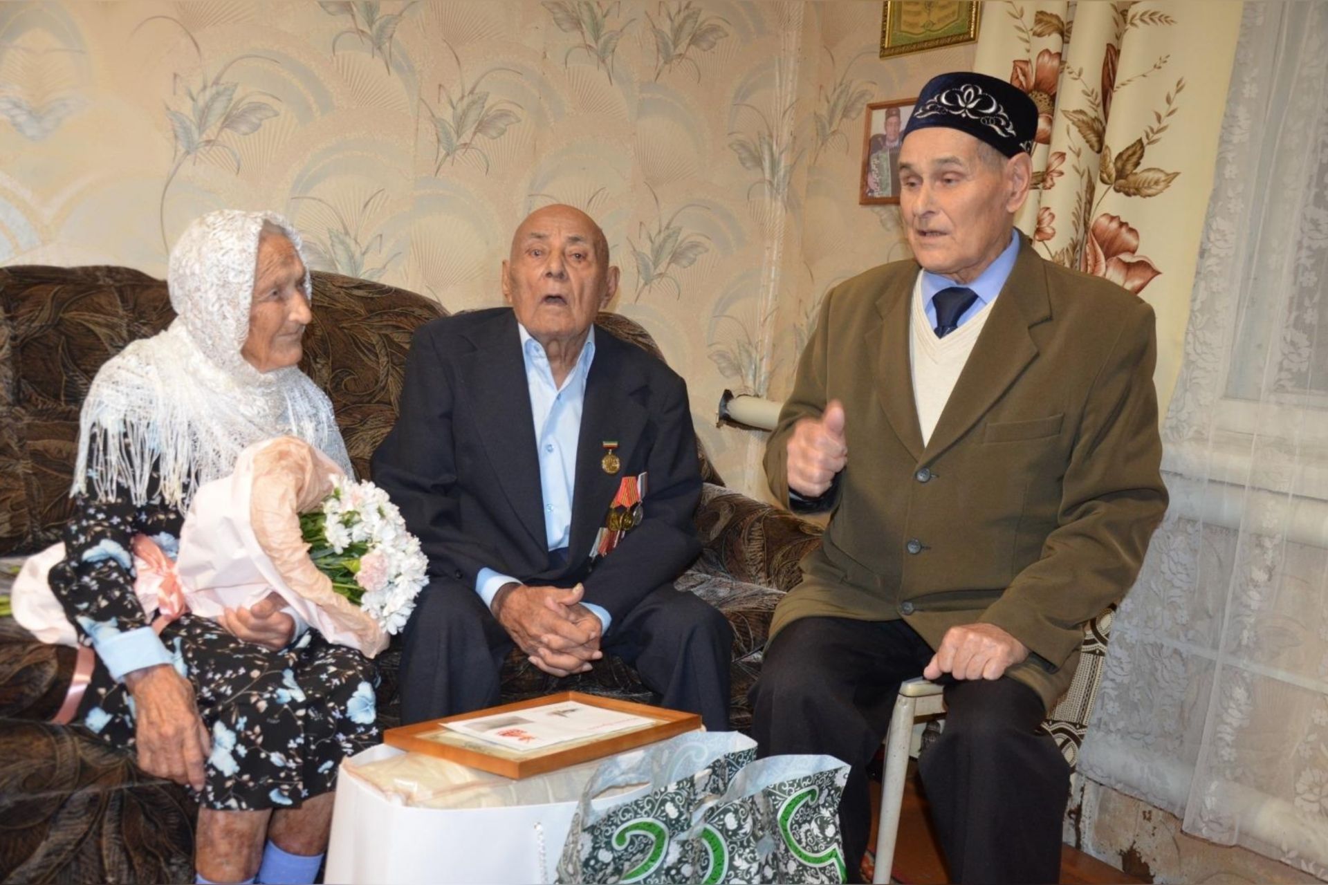 «Минем кебек, чирләмичә, 95 яшькә җитегез», – ди Мансур абый