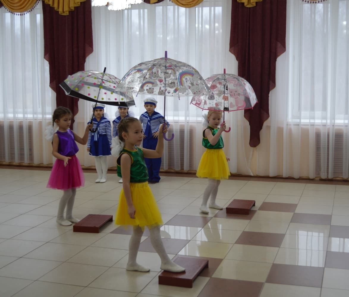 Поселокның “Ак калфак”лылары хәрбиләрнең әниләрен кунакка чакырды