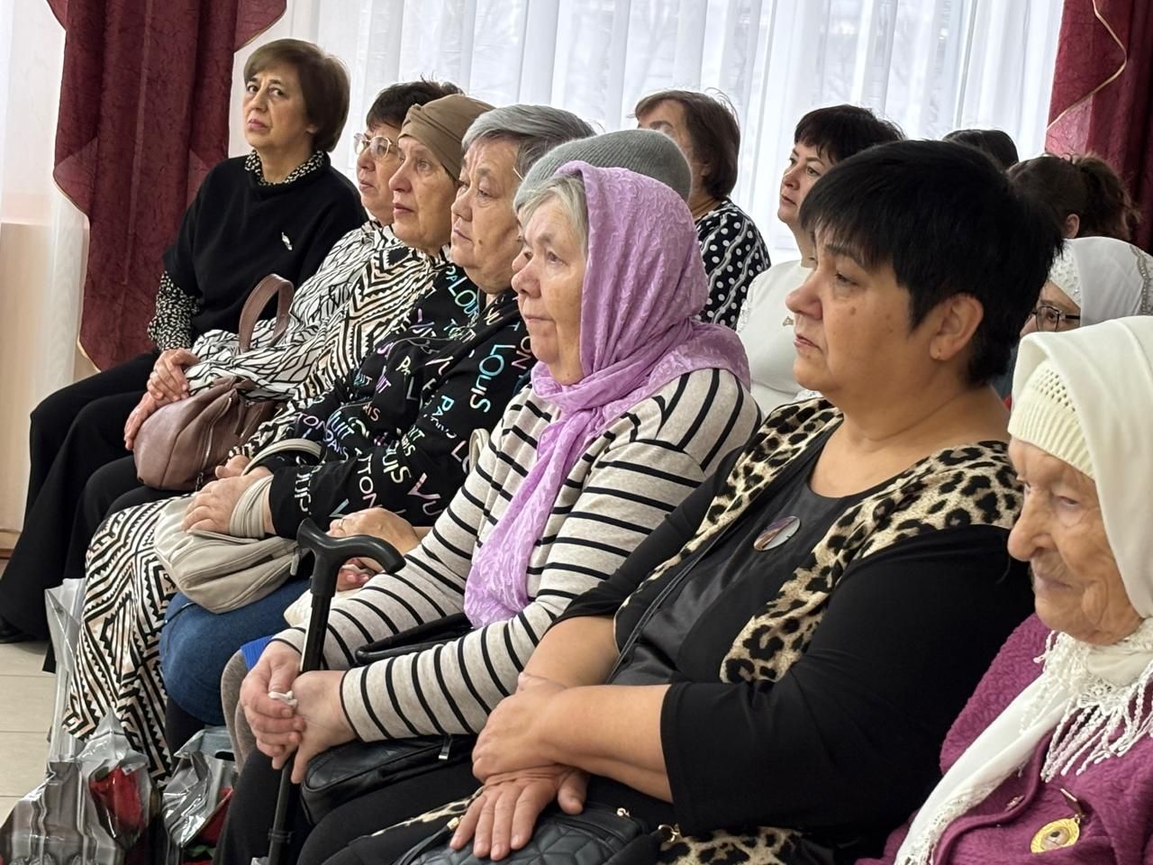 Поселокның “Ак калфак”лылары хәрбиләрнең әниләрен кунакка чакырды