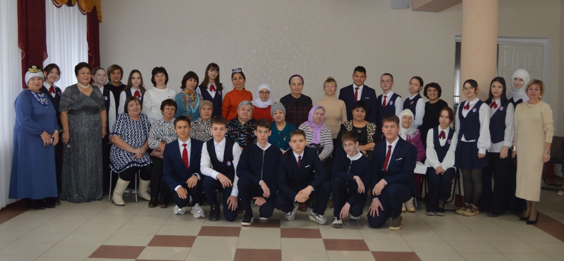 Поселокның “Ак калфак”лылары хәрбиләрнең әниләрен кунакка чакырды