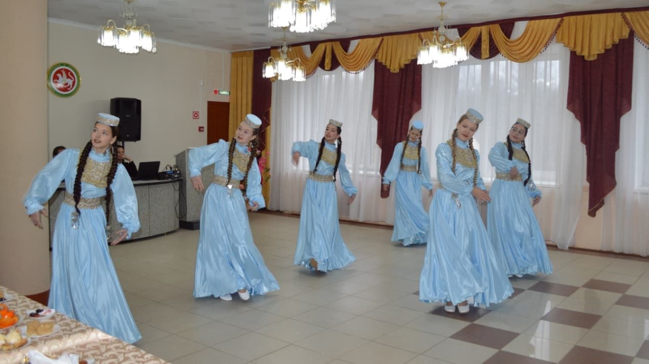 Поселокның “Ак калфак”лылары хәрбиләрнең әниләрен кунакка чакырды