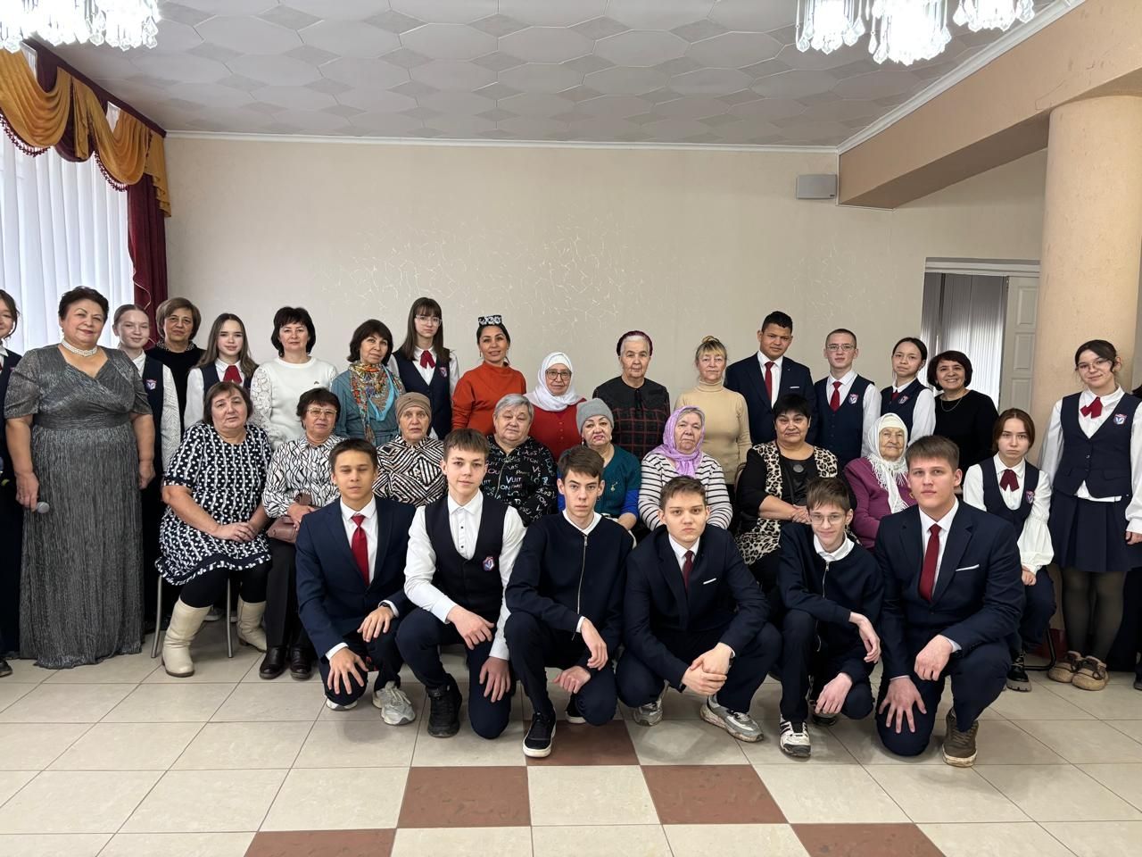 Поселокның “Ак калфак”лылары хәрбиләрнең әниләрен кунакка чакырды