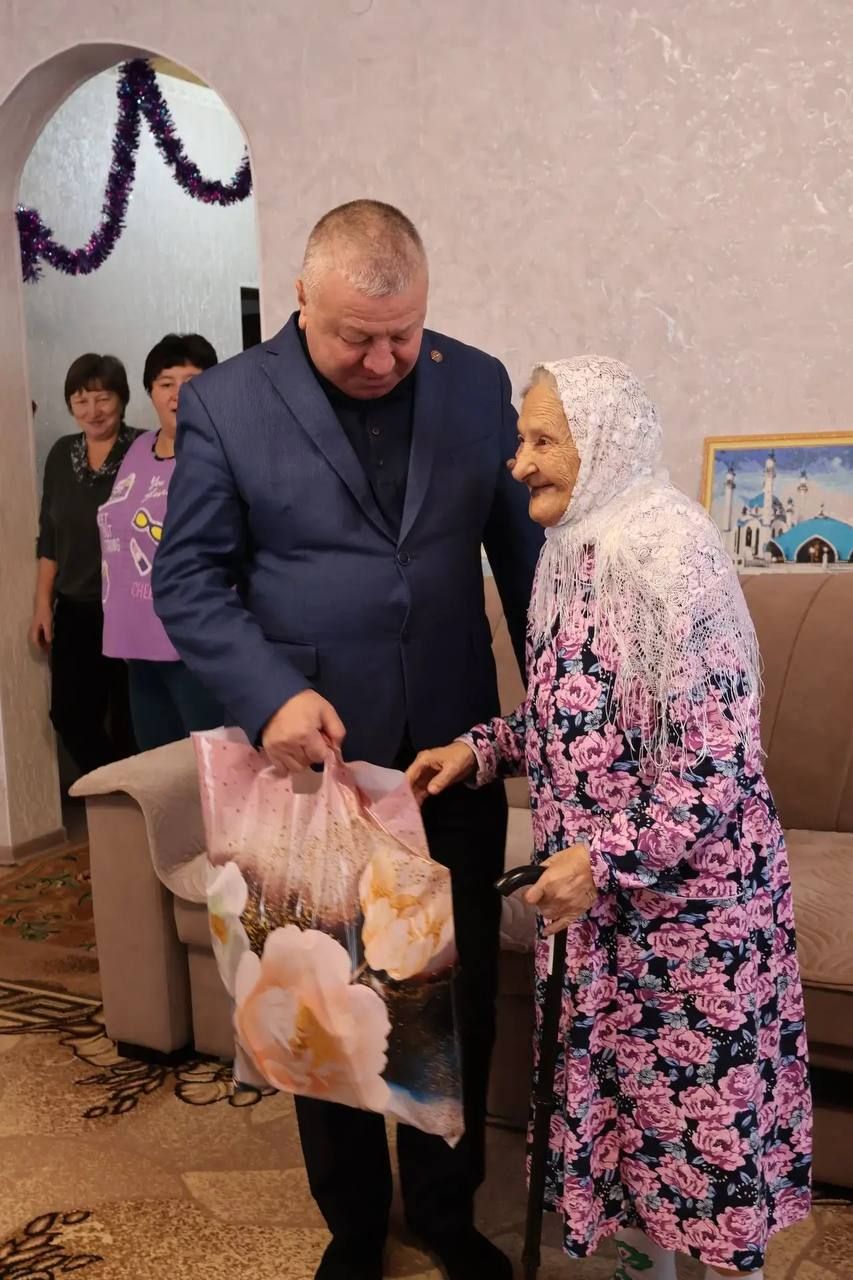Глава района поздравил долгожителей района