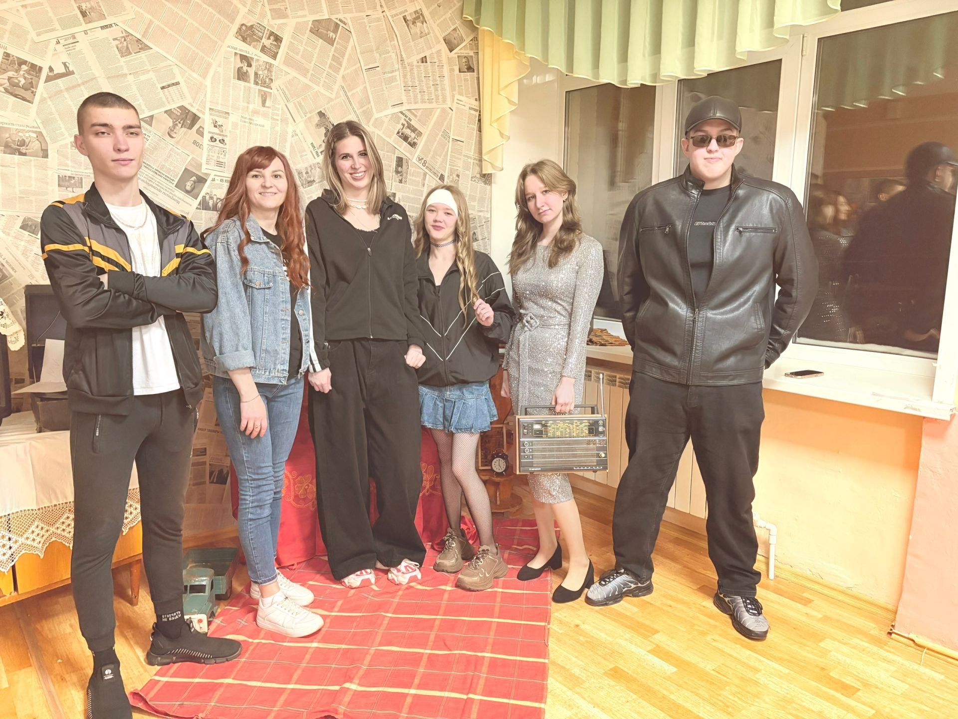 Ученики Петровскозаводской школы организовали новогодний вечер в стиле «Дискотека 90-х»