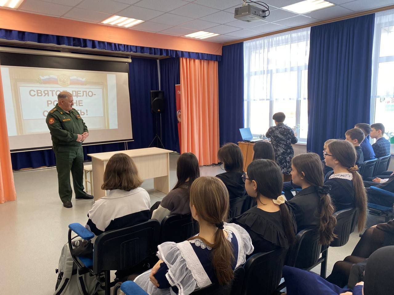 Патриотический урок «Святое дело — Родине служить» прошел в Сармановской школе
