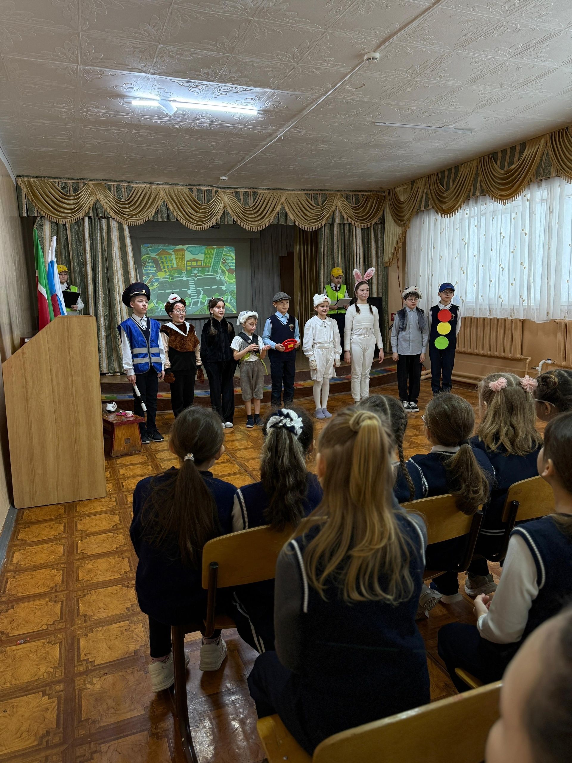 ЮИДовцы Джалильской СОШ №2 разъяснили младшим правила безопасного поведения на дороге