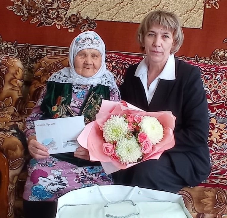 Халисә апа юбилеен елмаеп, якты зиһен белән каршы ала