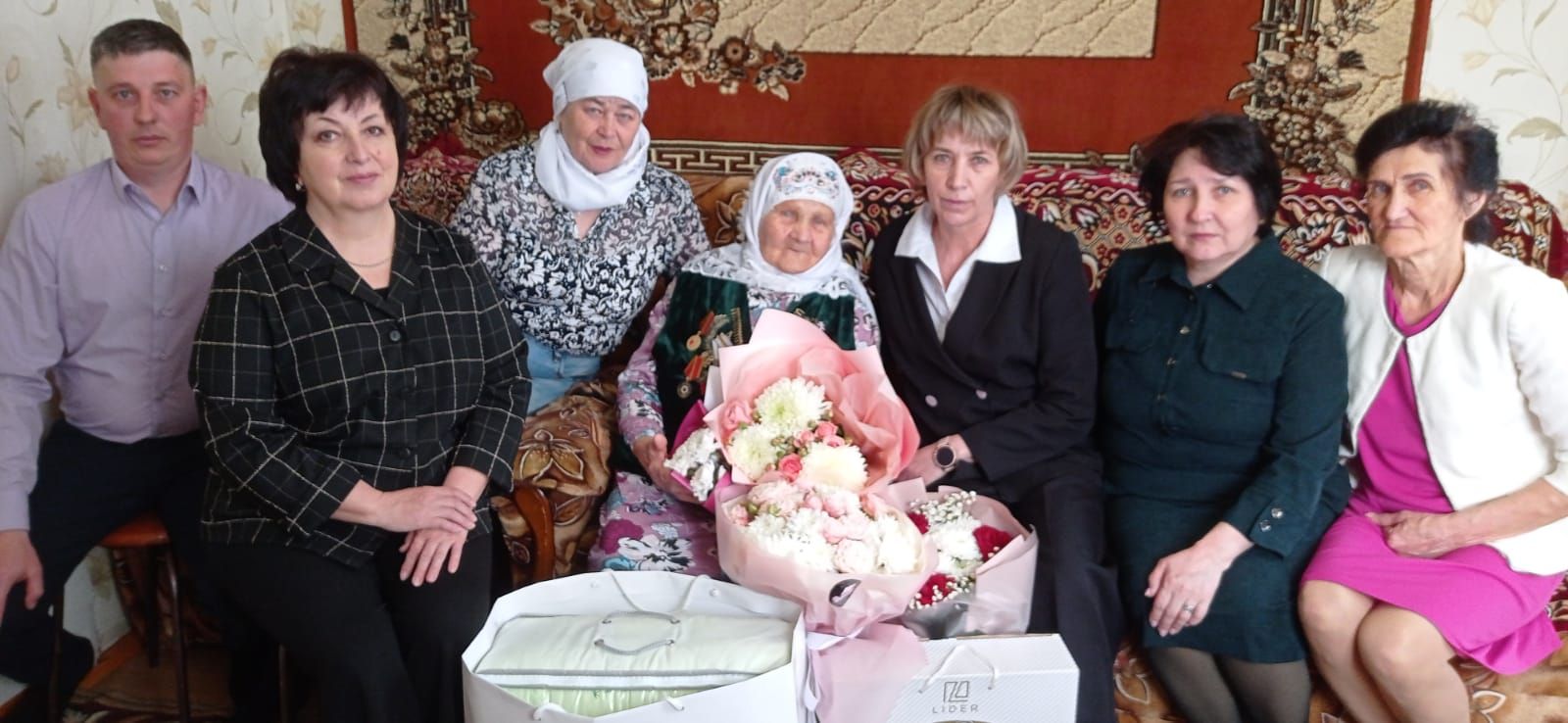 Халисә апа юбилеен елмаеп, якты зиһен белән каршы ала