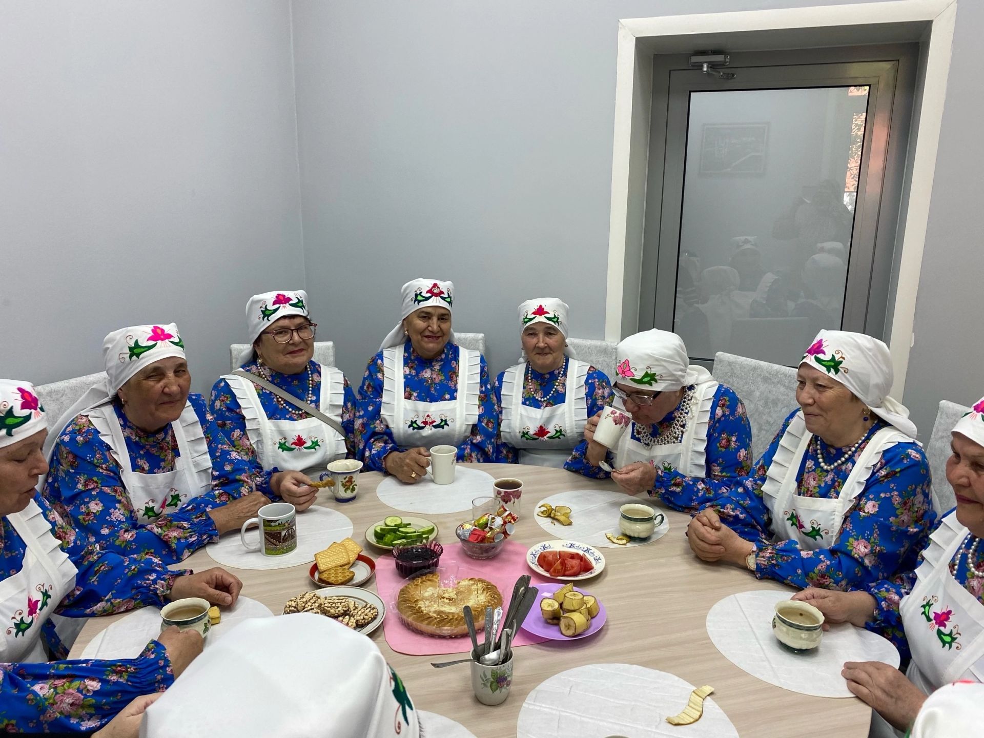 “Чишмә” ансамбле матбугат үзәгенә кунакка килде