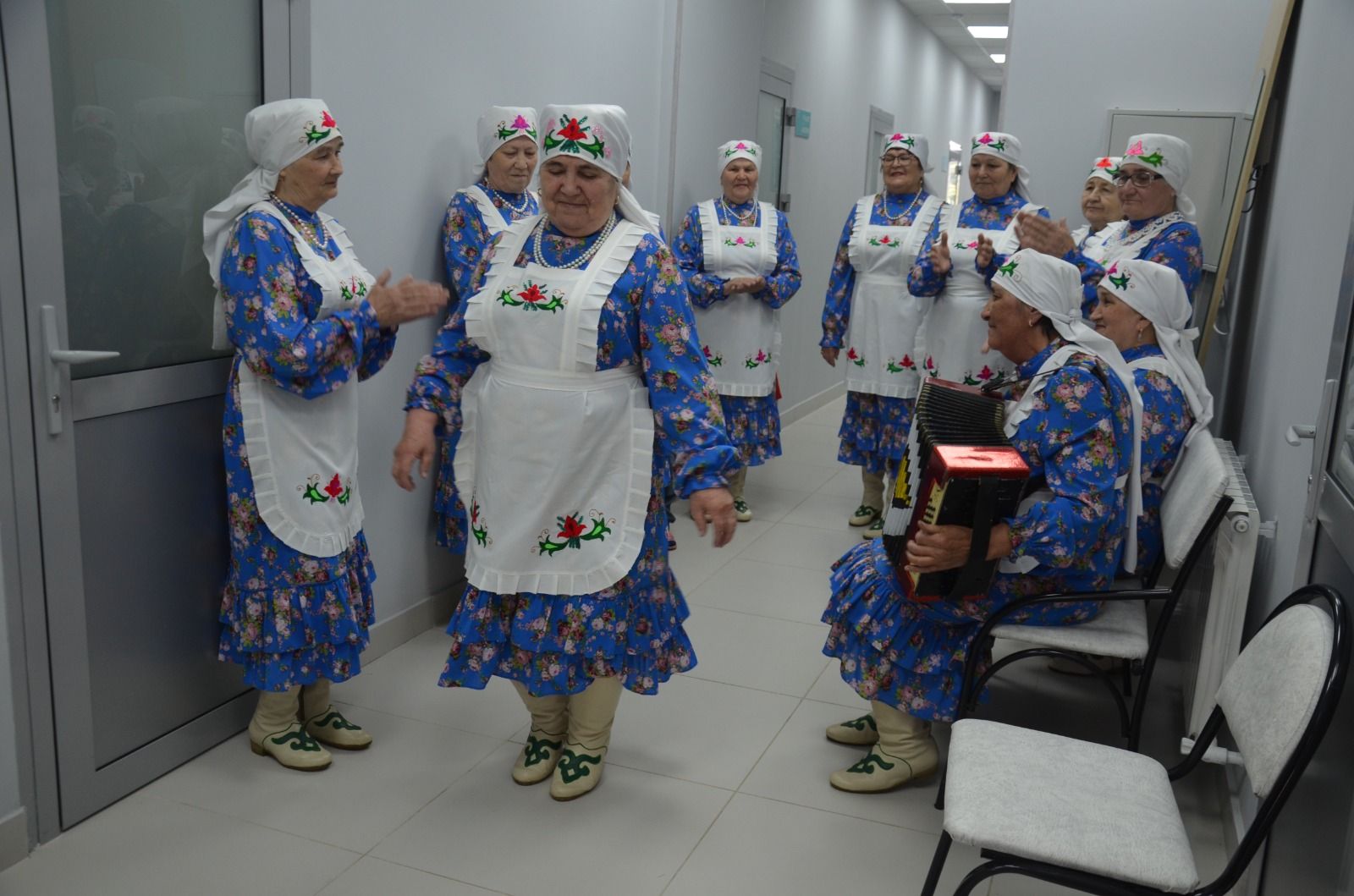 “Чишмә” ансамбле матбугат үзәгенә кунакка килде