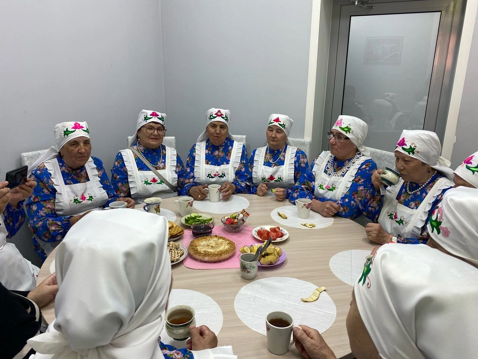 “Чишмә” ансамбле матбугат үзәгенә кунакка килде