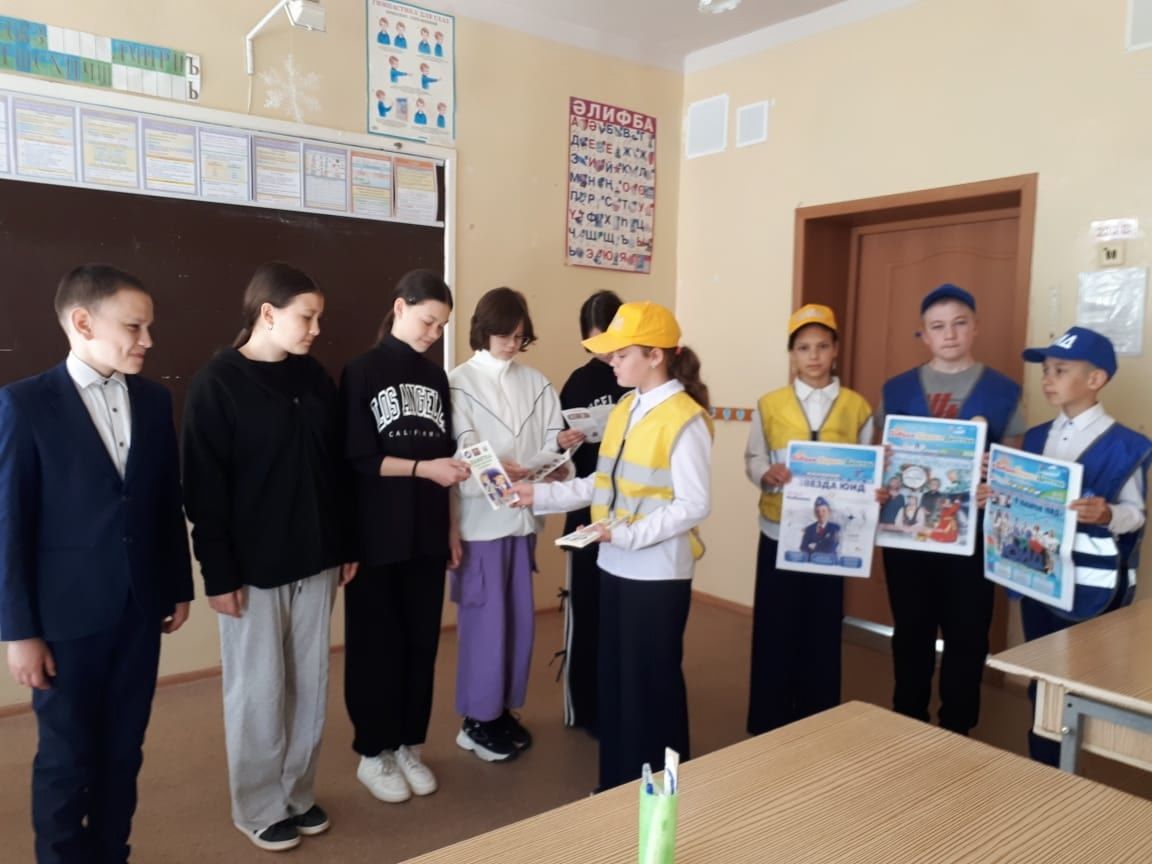 Юные инспекторы движения  провели урок безопасности перед летними каникулами