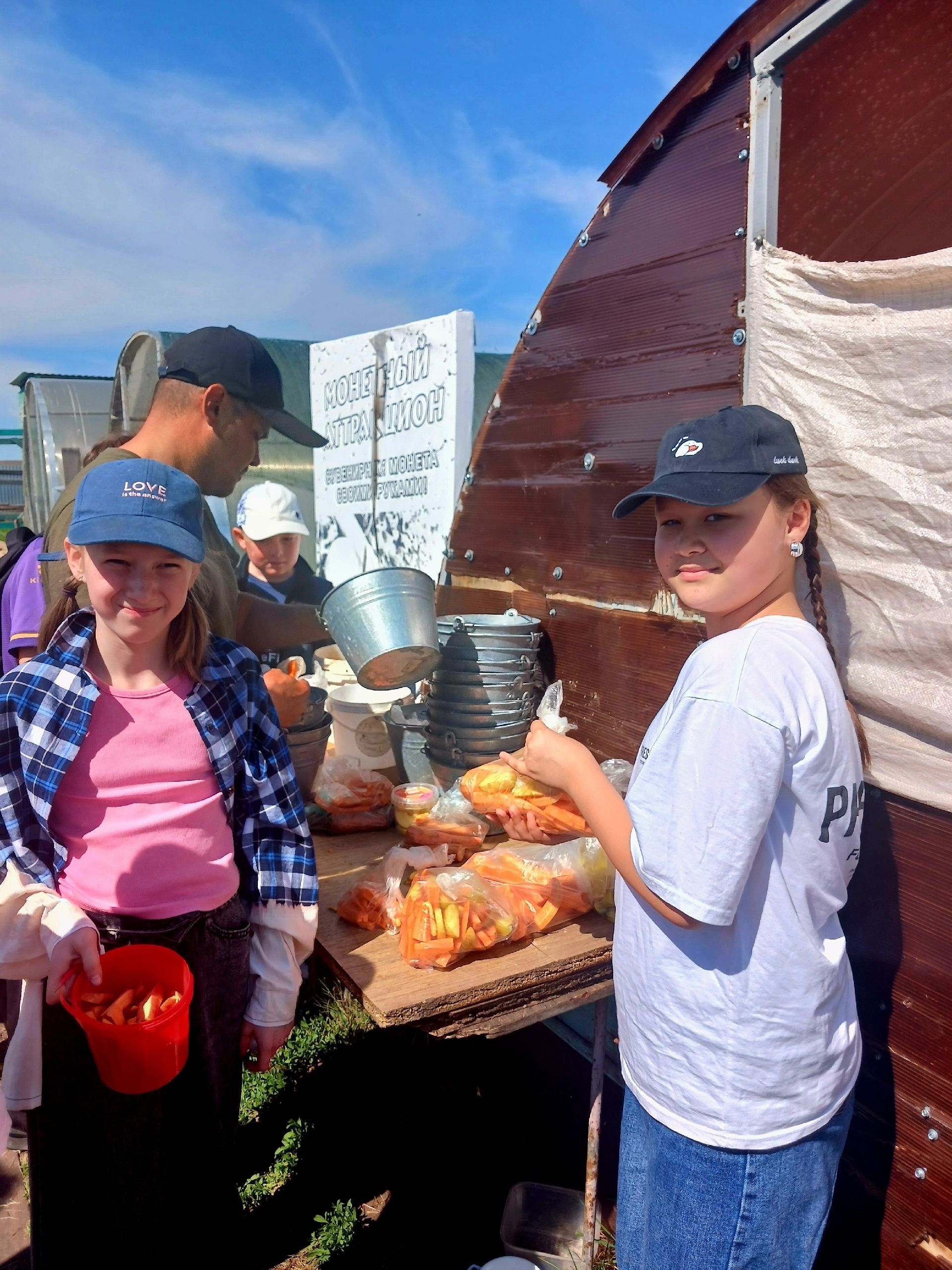 Школьники Джалильской СОШ 1 на страусиной ферме