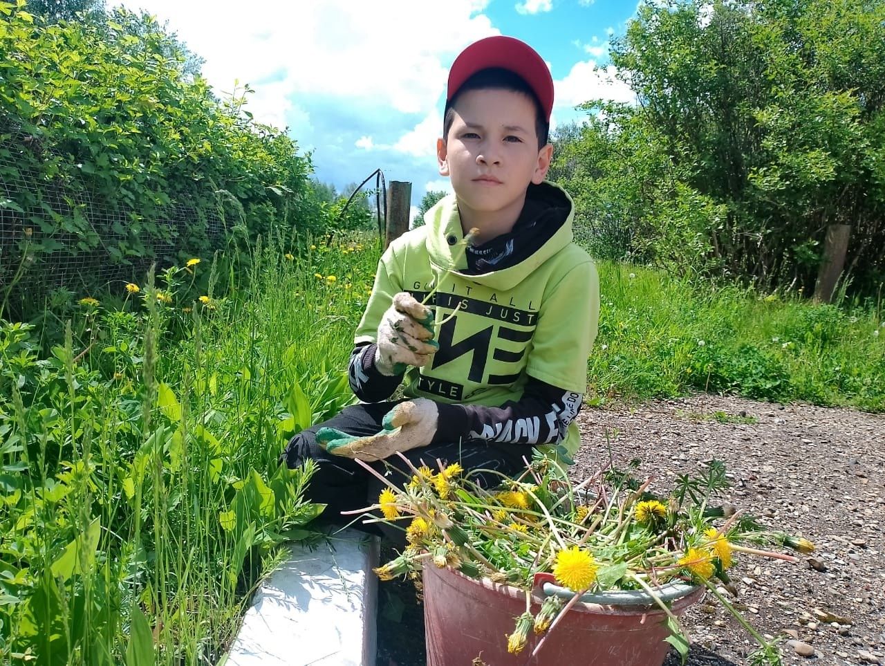 Школьники Сарманово отметили День эколога