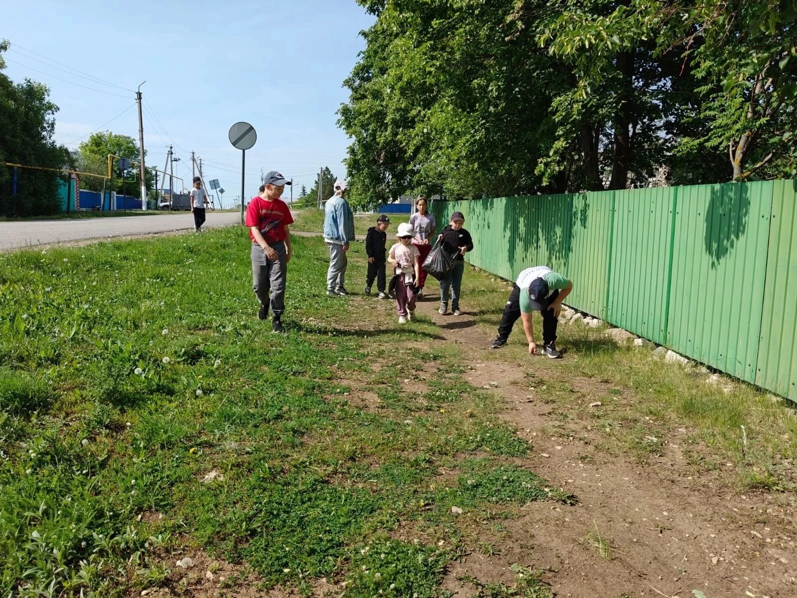 Школьники Сарманово отметили День эколога