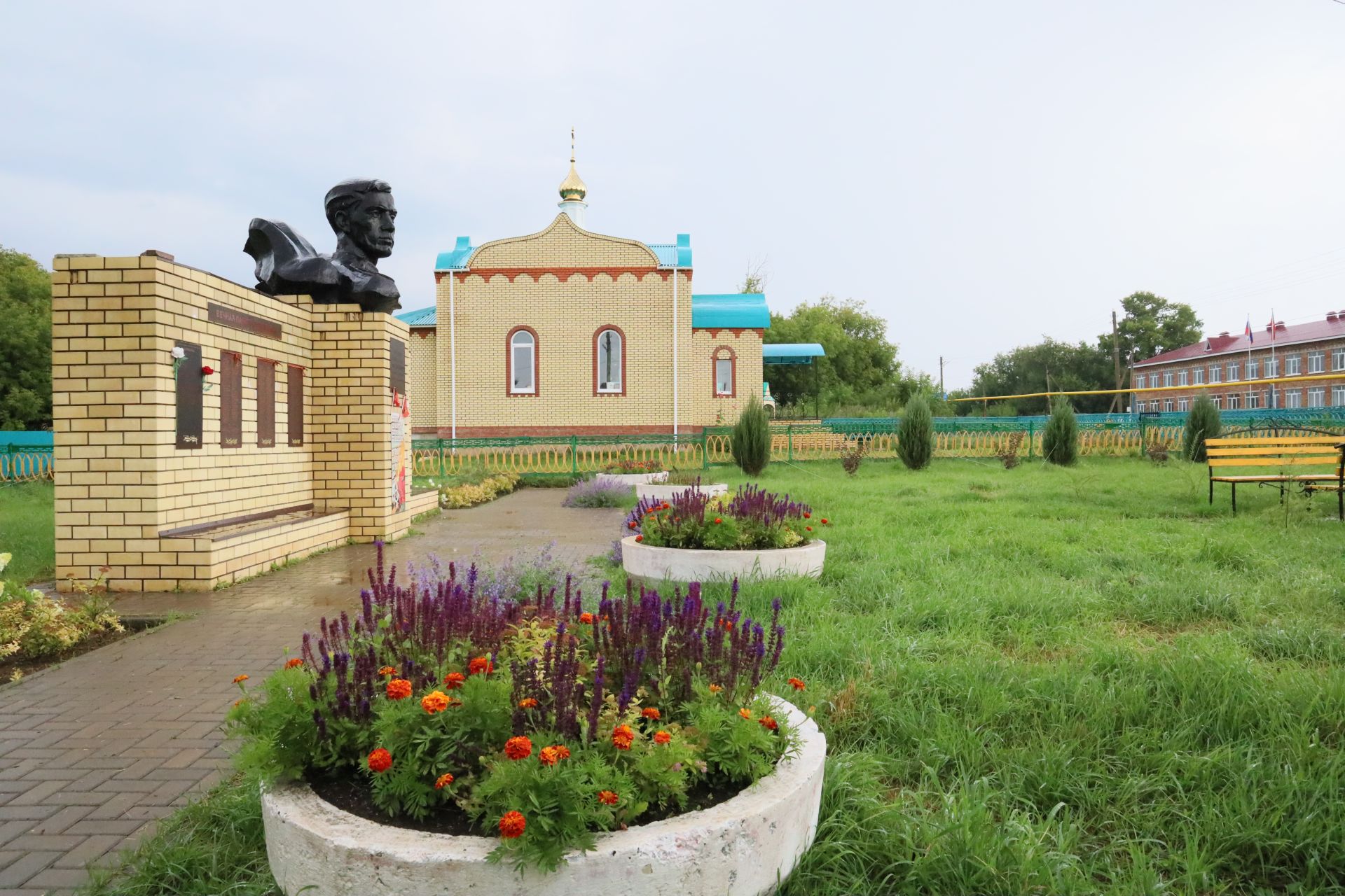 Цветущая аллея в подарок