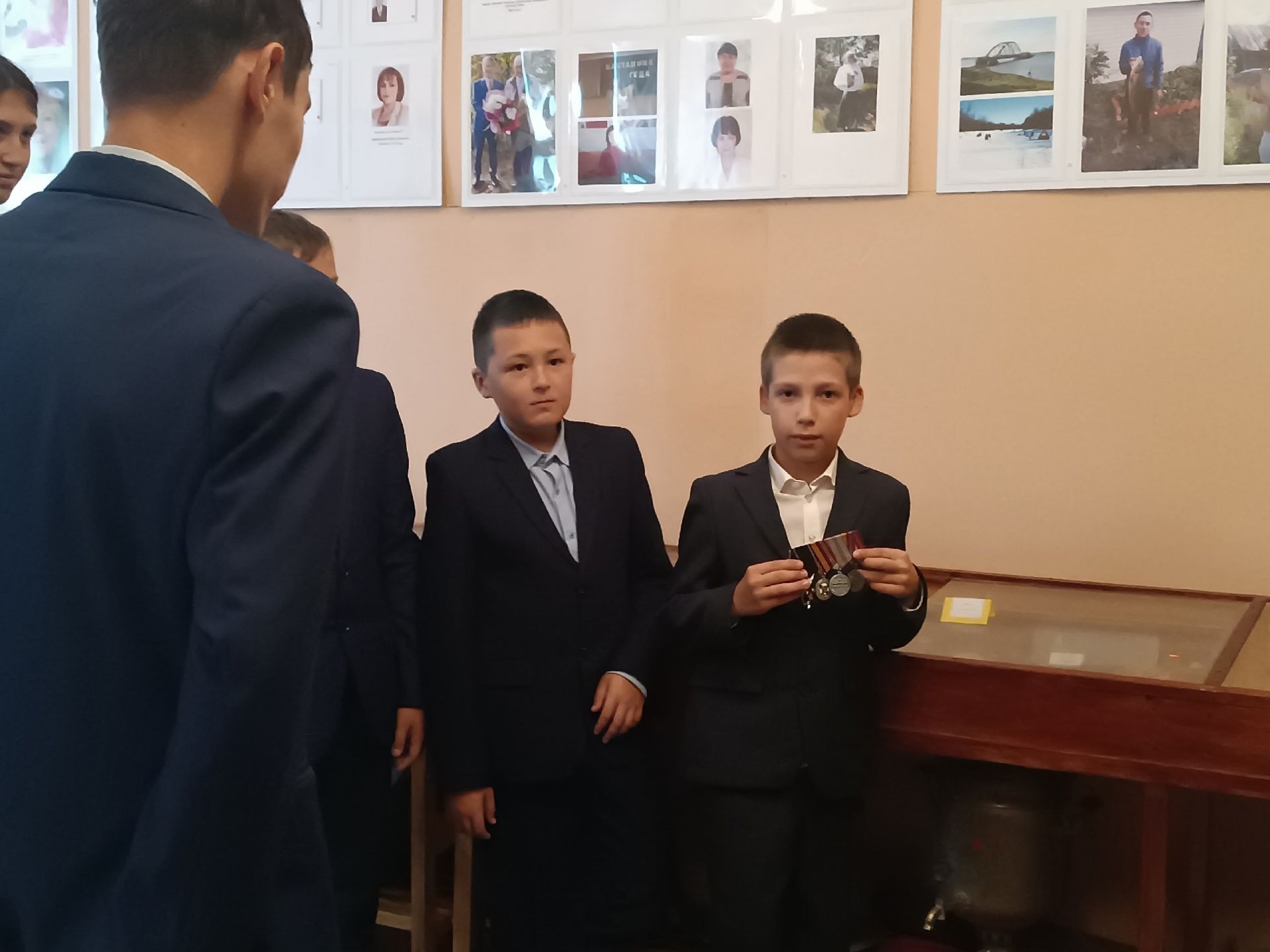 Герой в гостях у школы