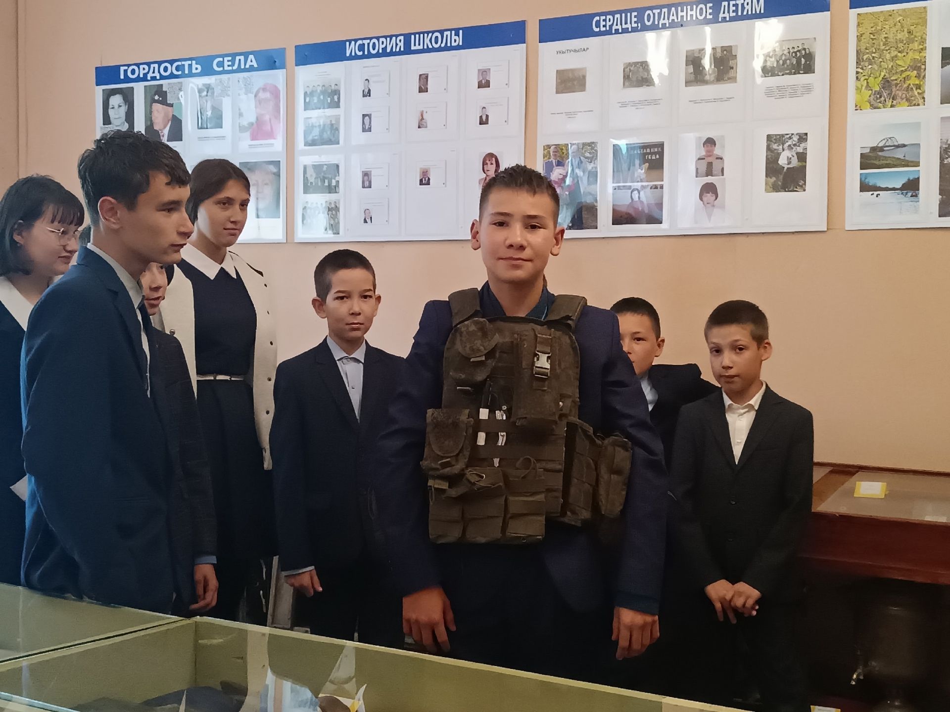 Герой в гостях у школы