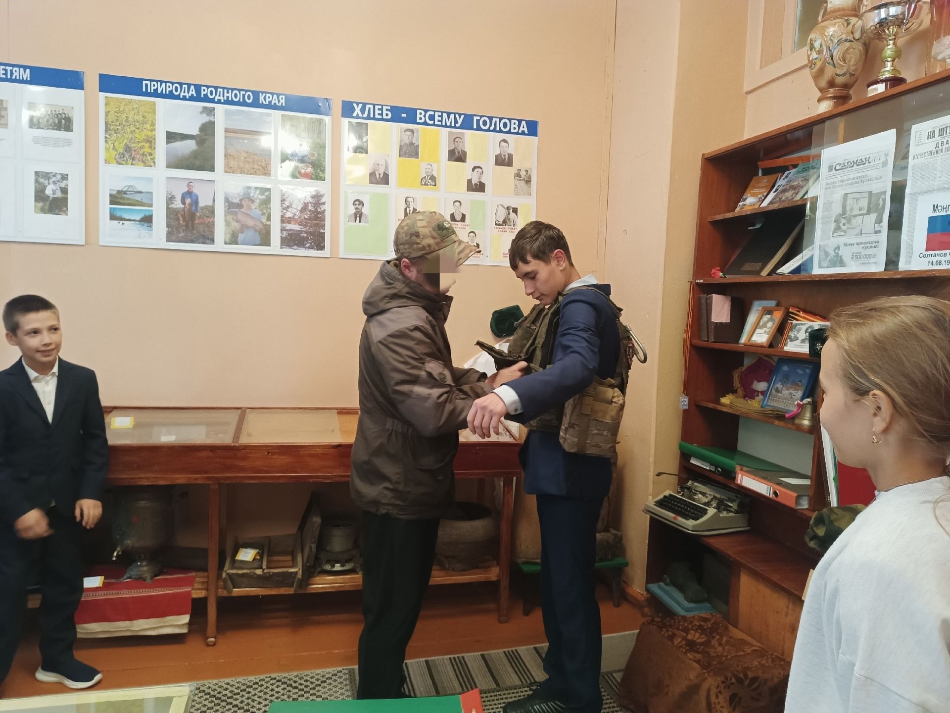 Герой в гостях у школы