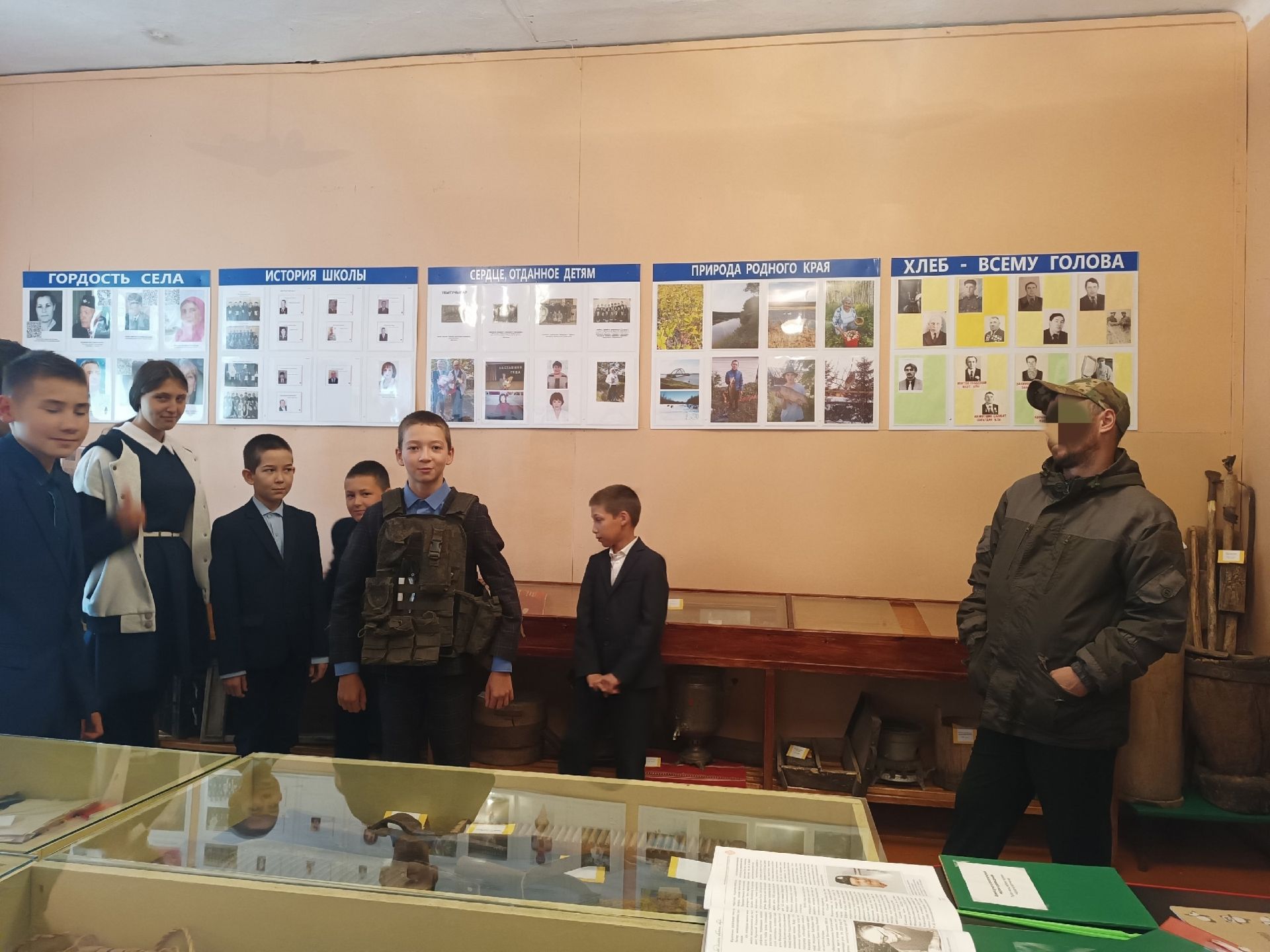 Герой в гостях у школы