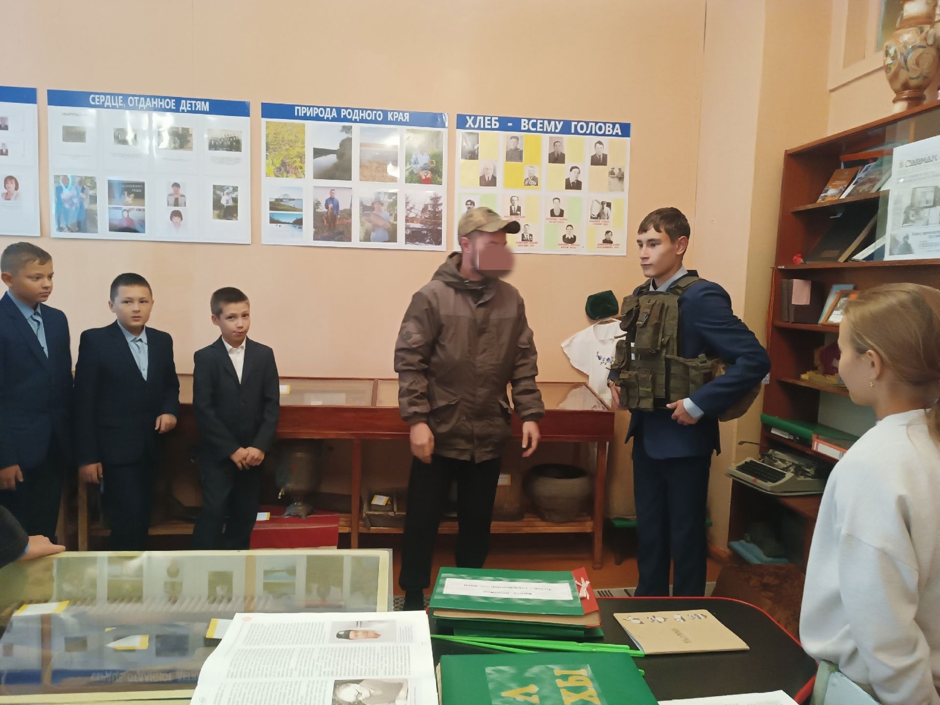 Герой в гостях у школы