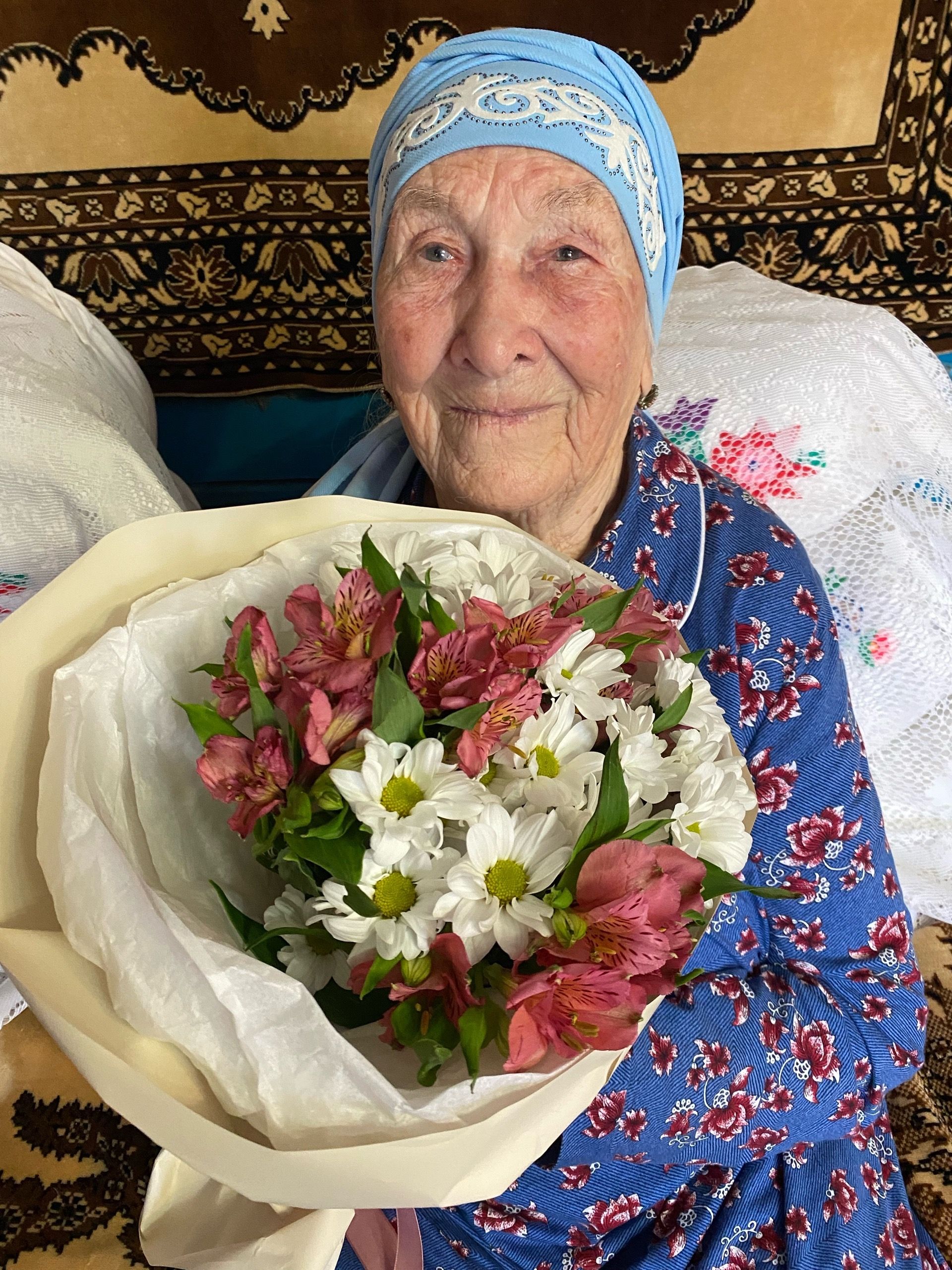 Маhинур апа 95 яшьлек гомер бәйрәменә кунаклар чакырган