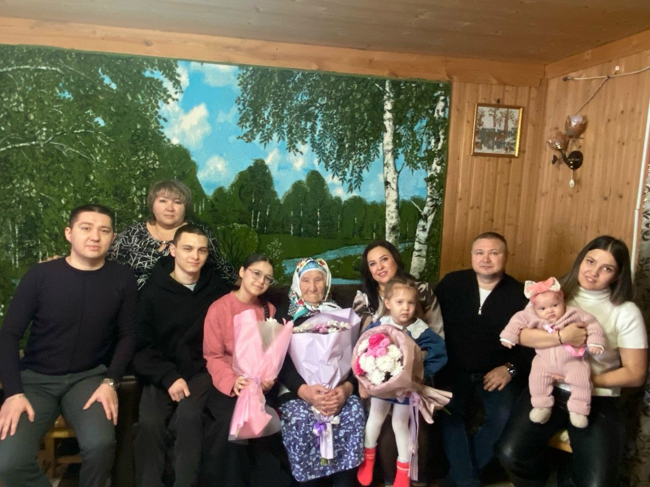 Әбисен 3 айлык Айлинә дә котлады