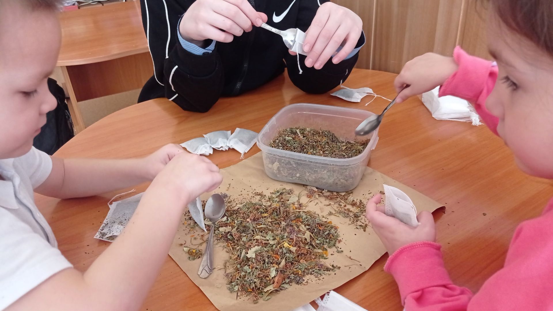 Дошкольники Кутемелинской школы готовят травяные чаи для бойцов СВО