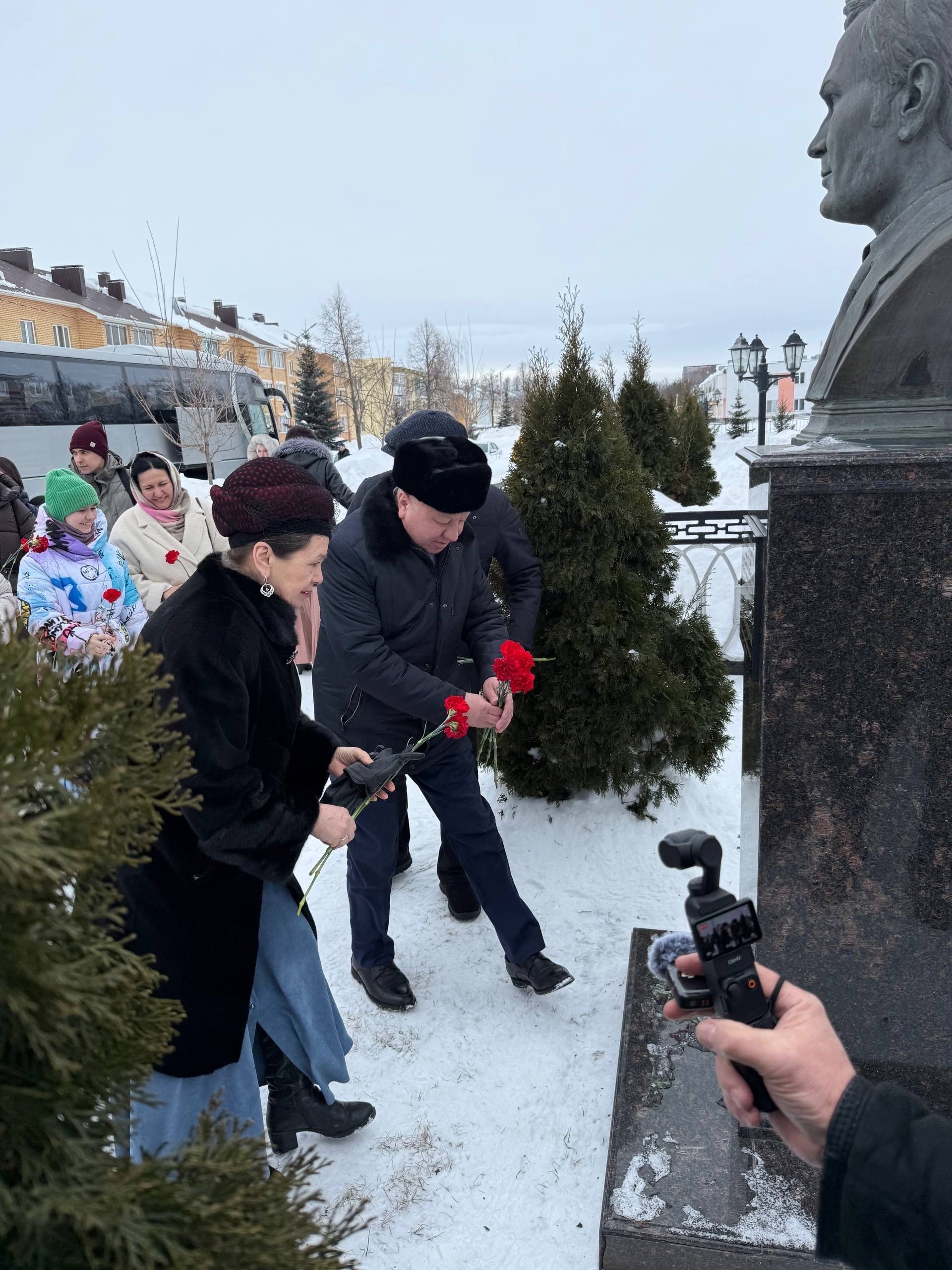 Район кунакларын Илһам Шакиров һәйкәле очраштырды