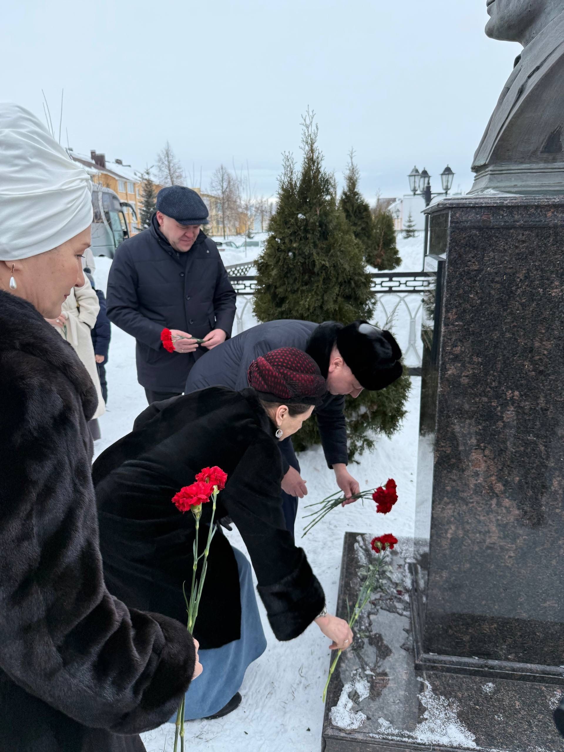 Район кунакларын Илһам Шакиров һәйкәле очраштырды