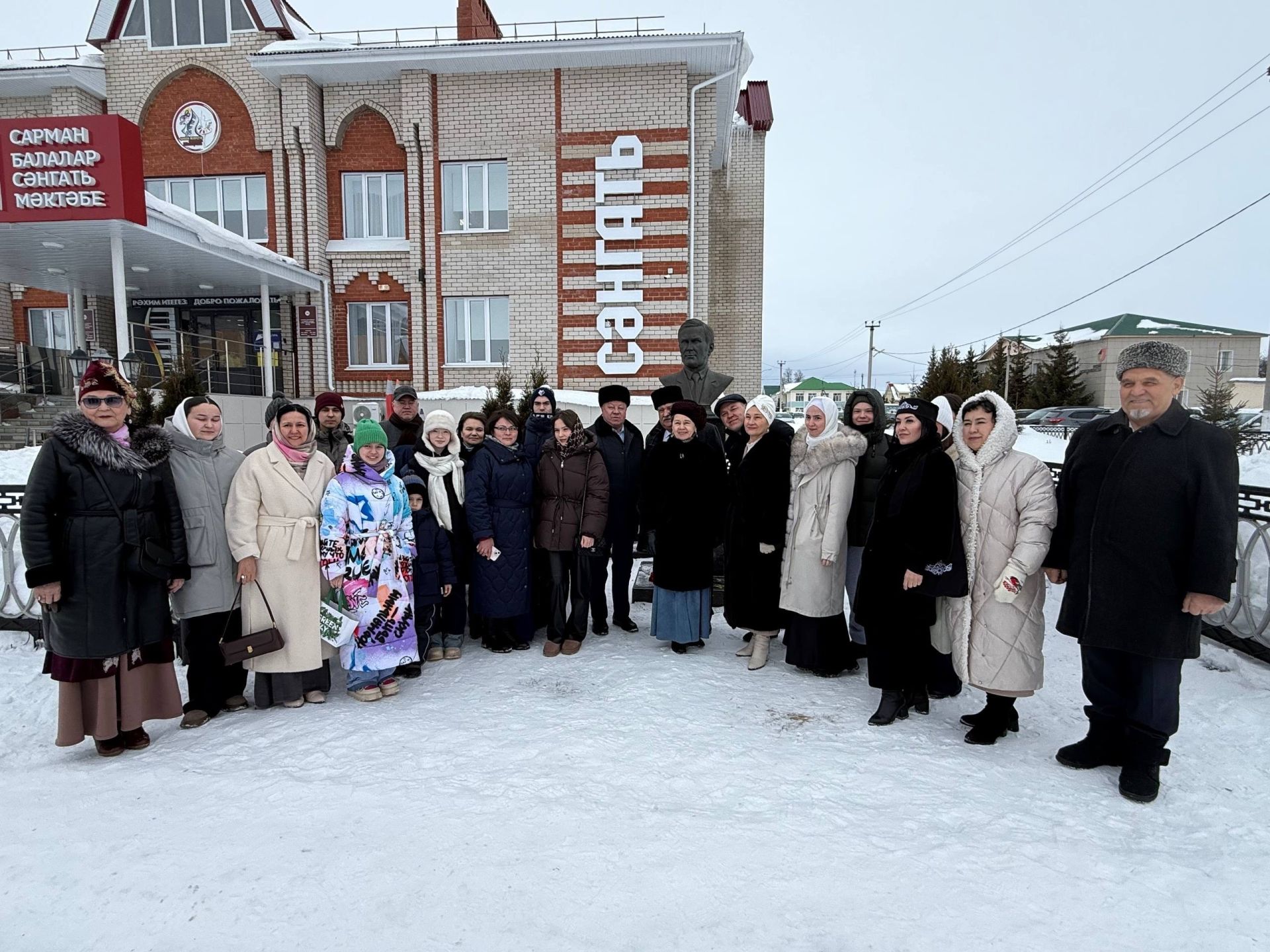 Район кунакларын Илһам Шакиров һәйкәле очраштырды