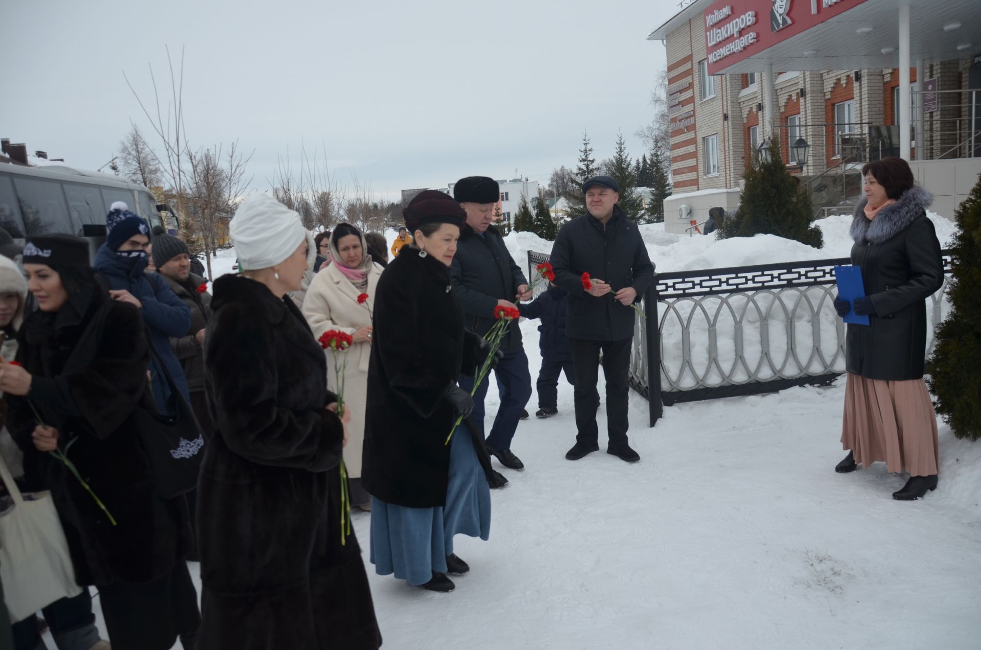 Район кунакларын Илһам Шакиров һәйкәле очраштырды
