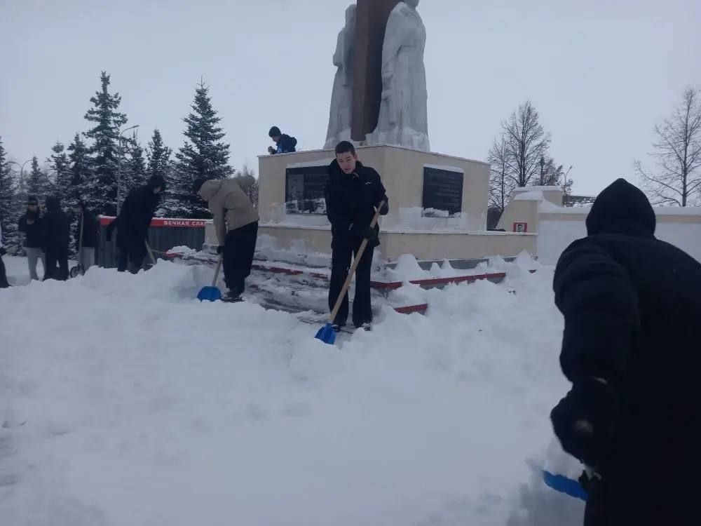 Сармановские ученики привели в порядок мемориал павшим героям