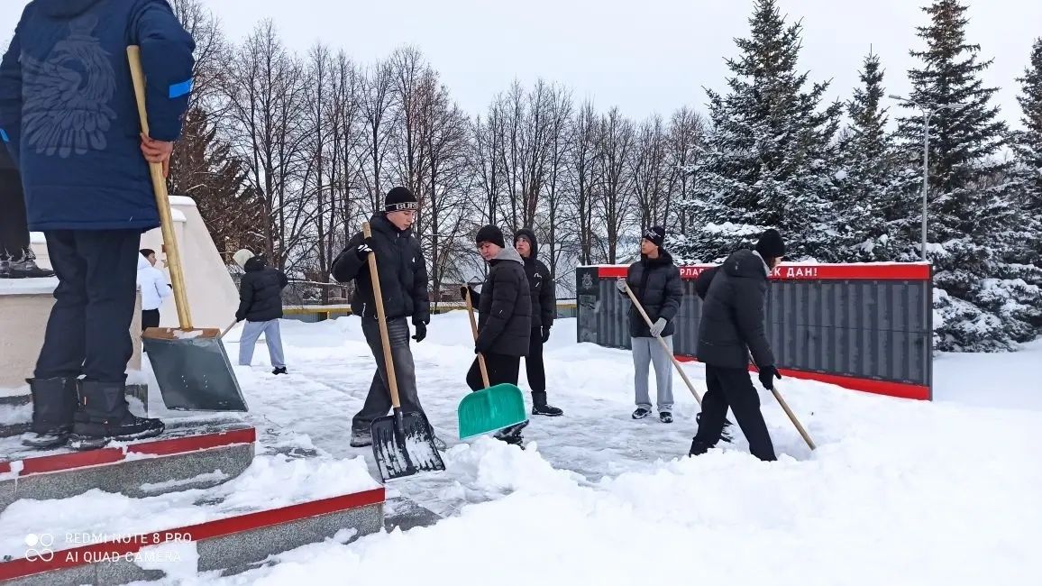 Сармановские ученики привели в порядок мемориал павшим героям