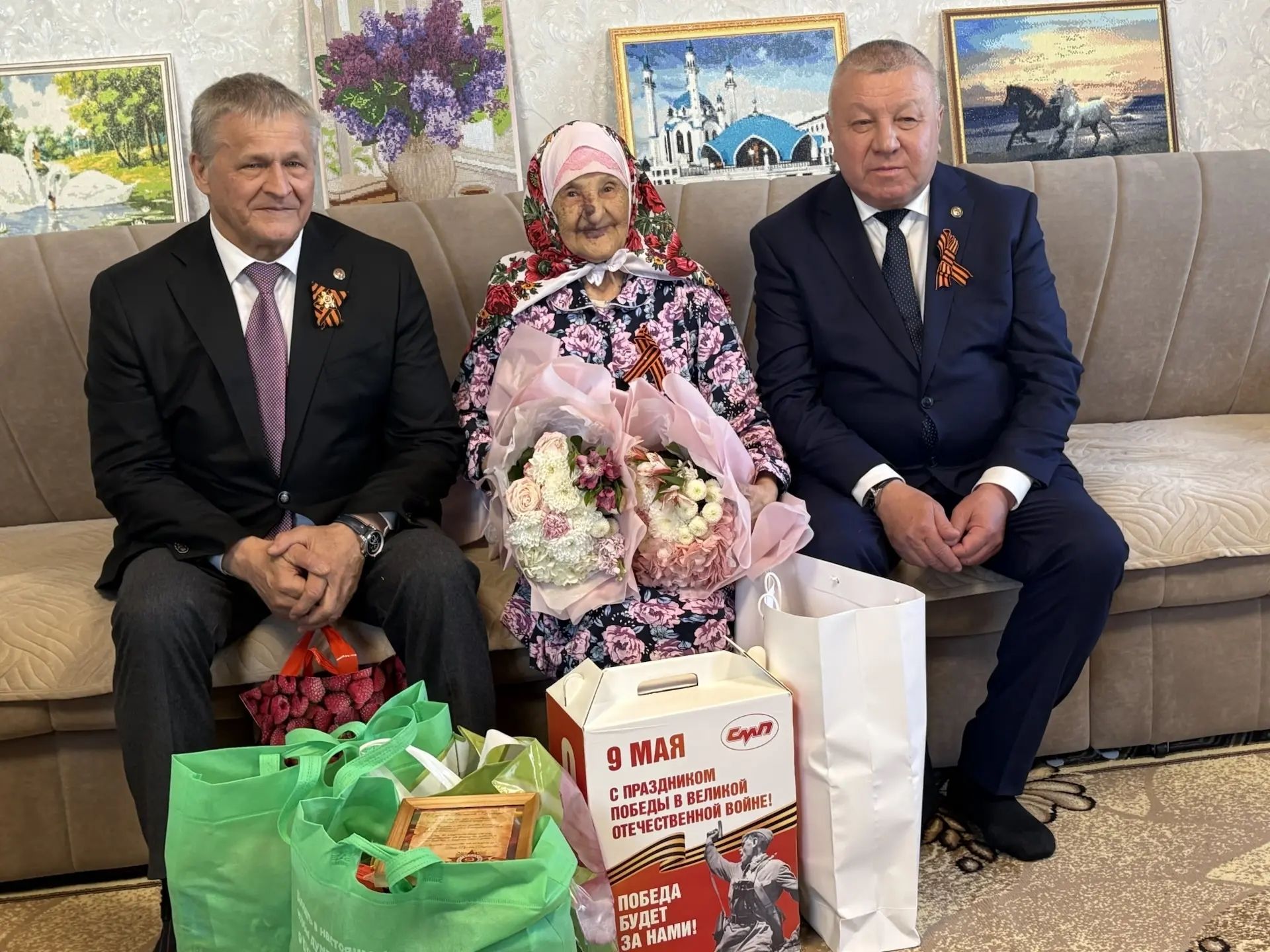 102 яшьлек Нәфисә апаны Җиңү көне белән котладылар