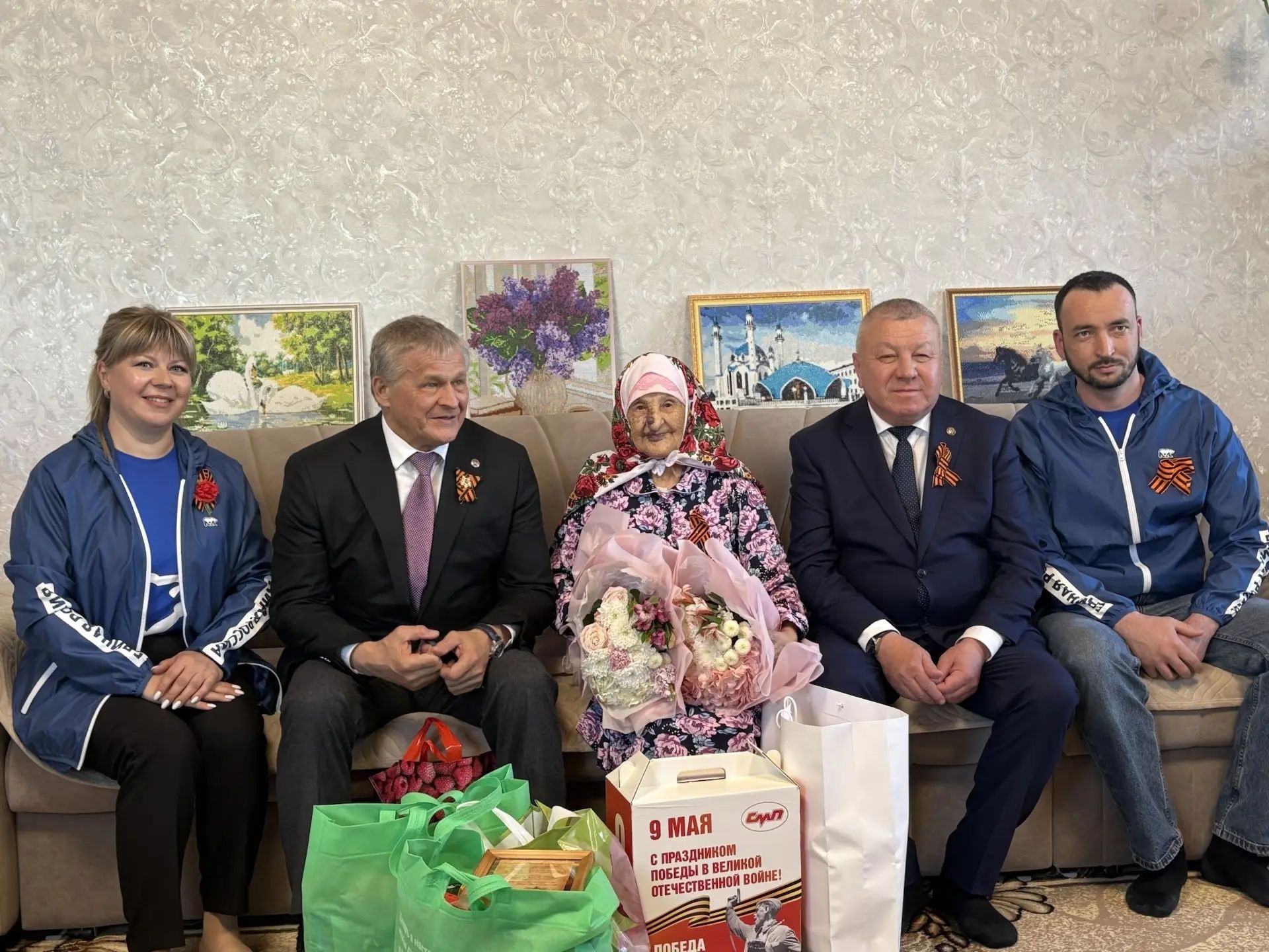 102 яшьлек Нәфисә апаны Җиңү көне белән котладылар