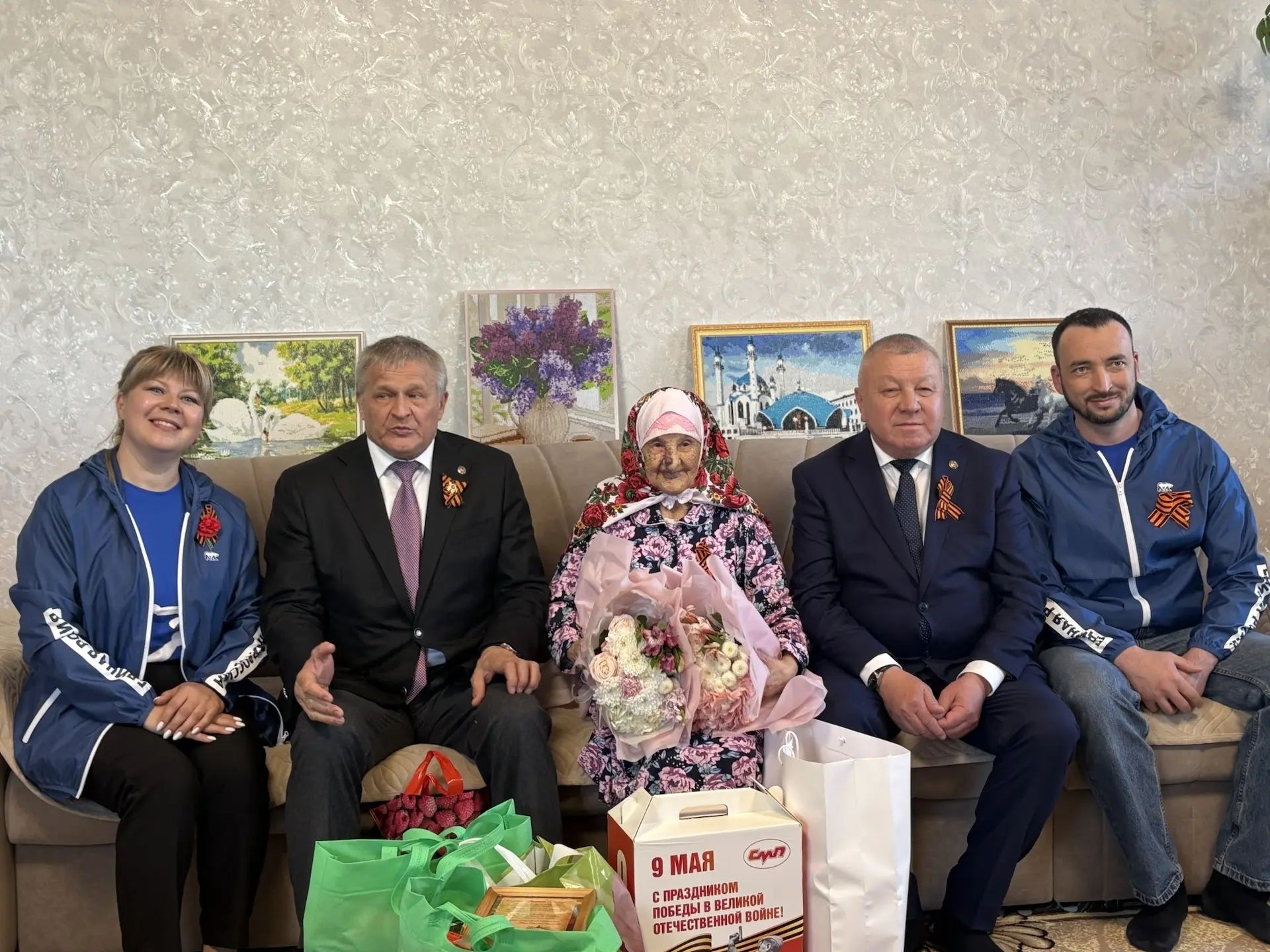 102 яшьлек Нәфисә апаны Җиңү көне белән котладылар