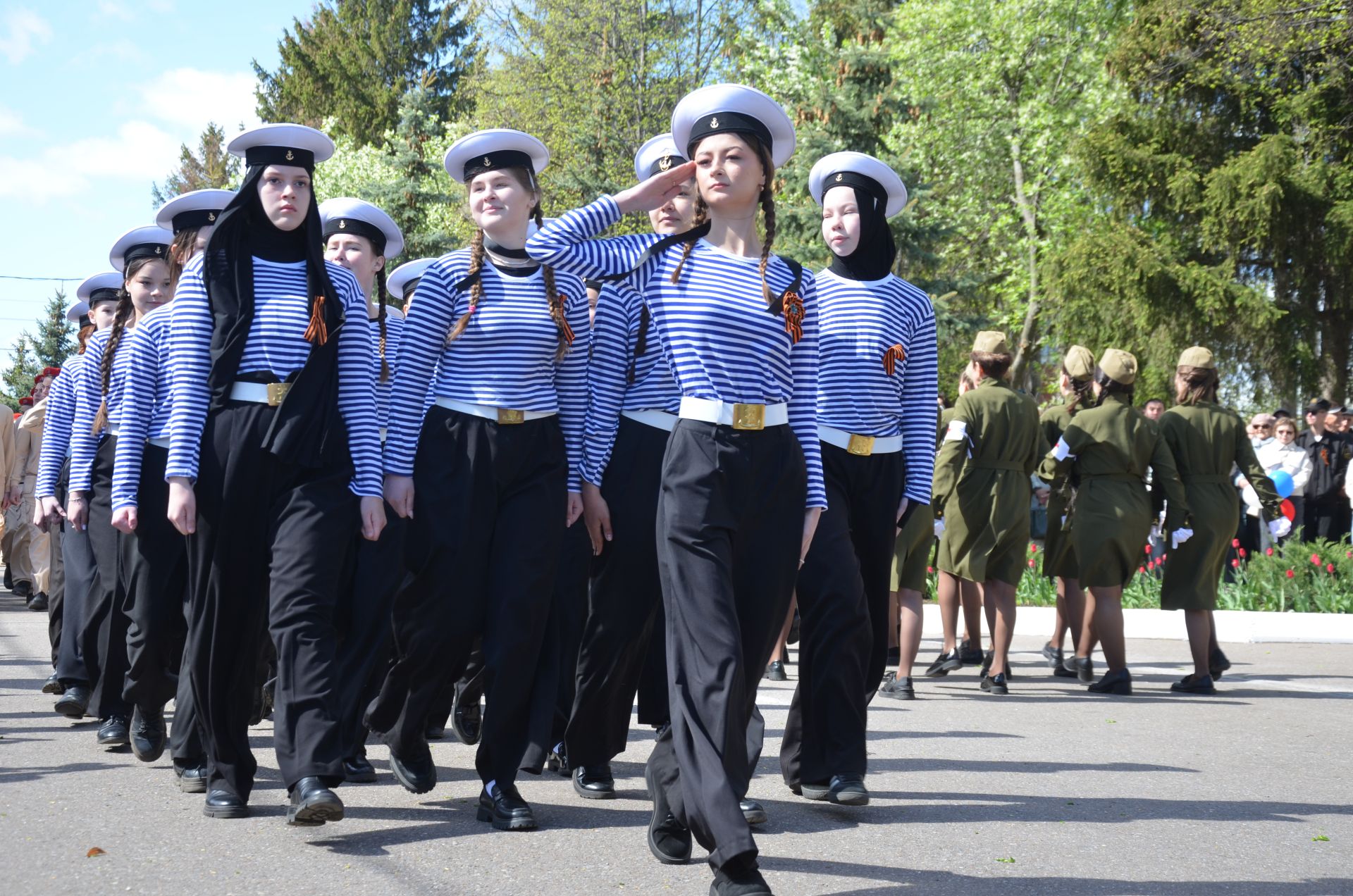 Парад бәйрәмнең иң тантаналы өлеше булды
