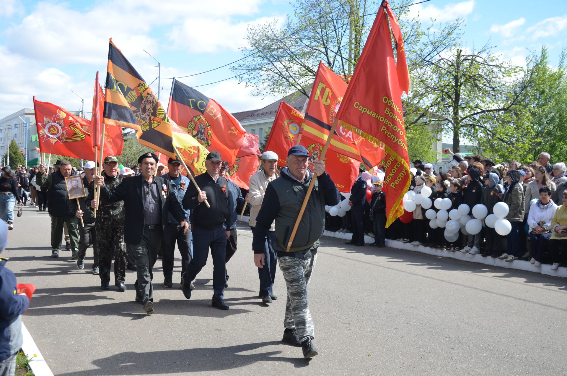 Парад бәйрәмнең иң тантаналы өлеше булды