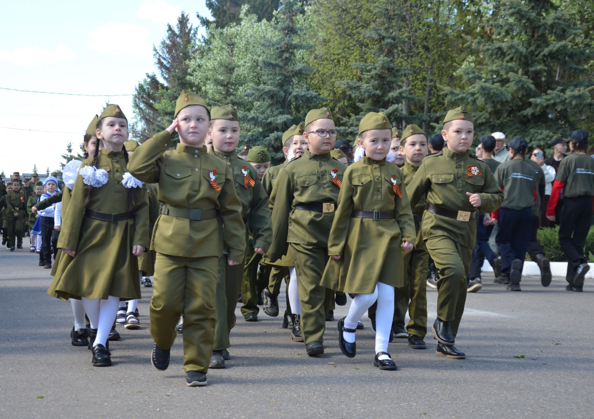 Парад бәйрәмнең иң тантаналы өлеше булды