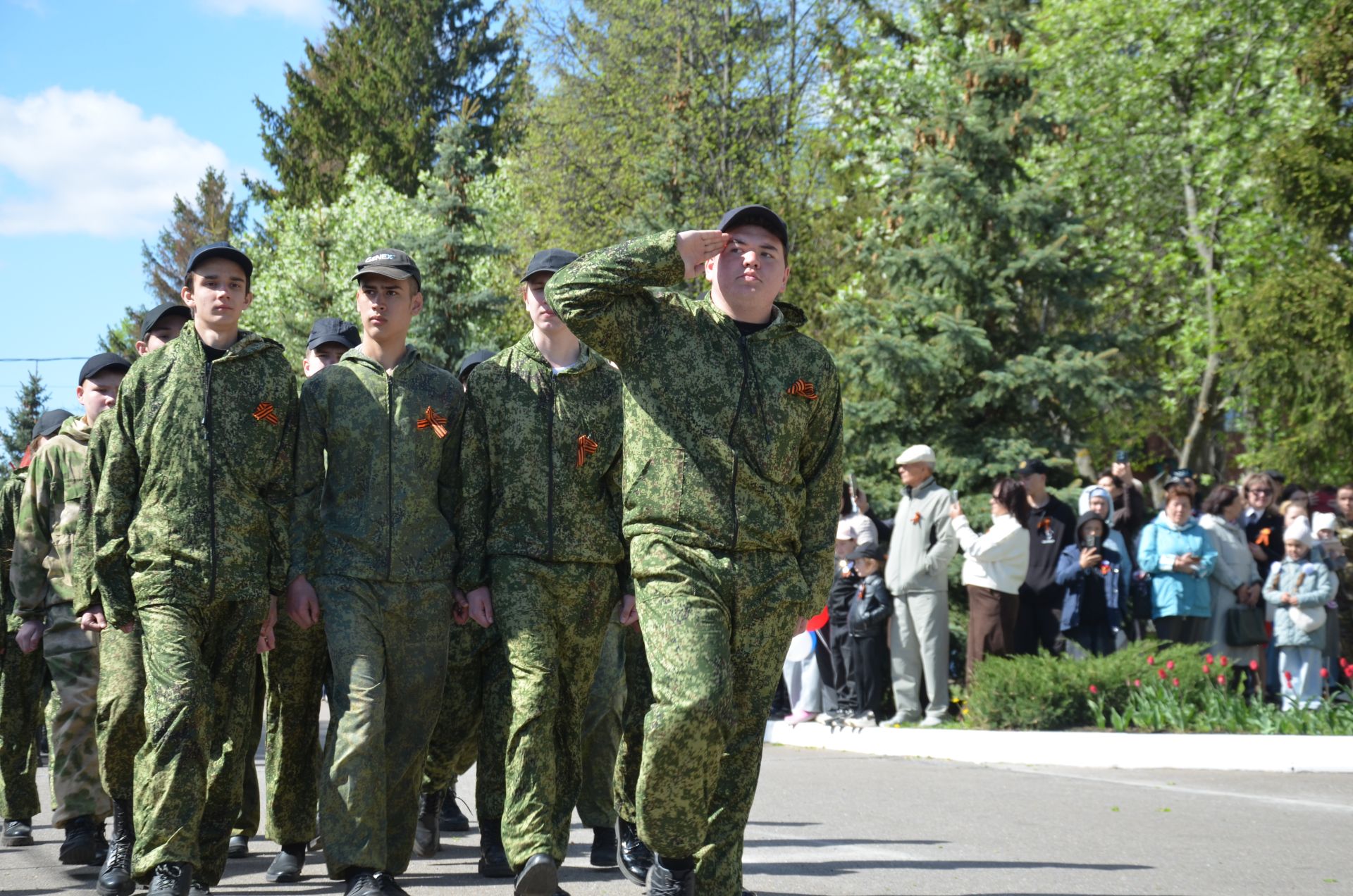 Парад бәйрәмнең иң тантаналы өлеше булды