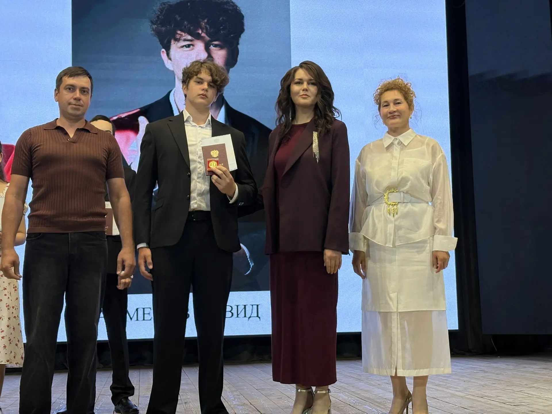 Алтын медаль ияләрен Индира Сәхипова бүләкләде