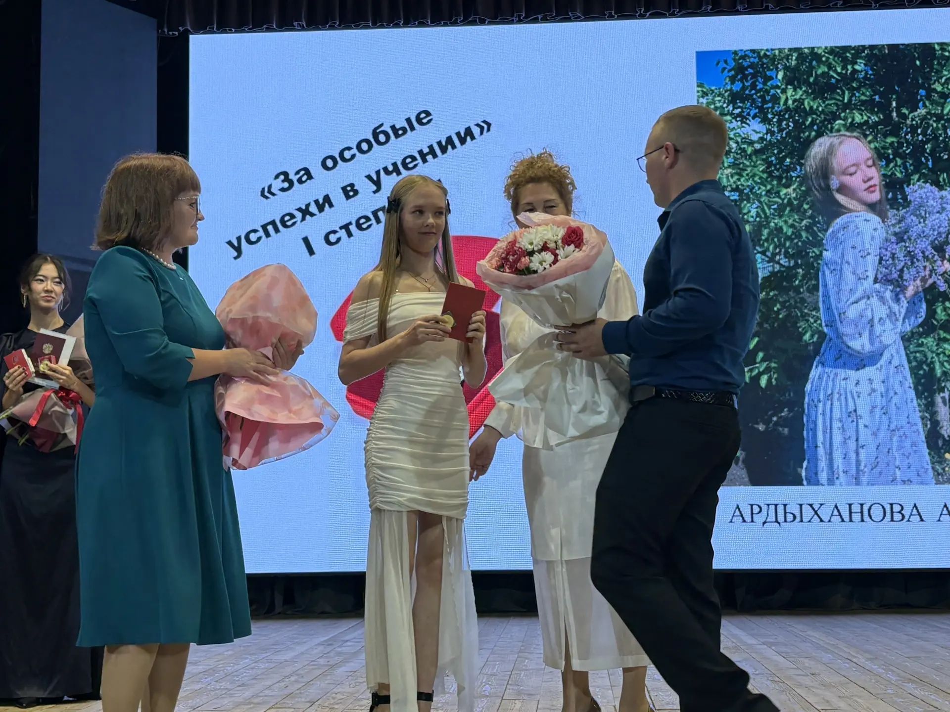 Алтын медаль ияләрен Индира Сәхипова бүләкләде