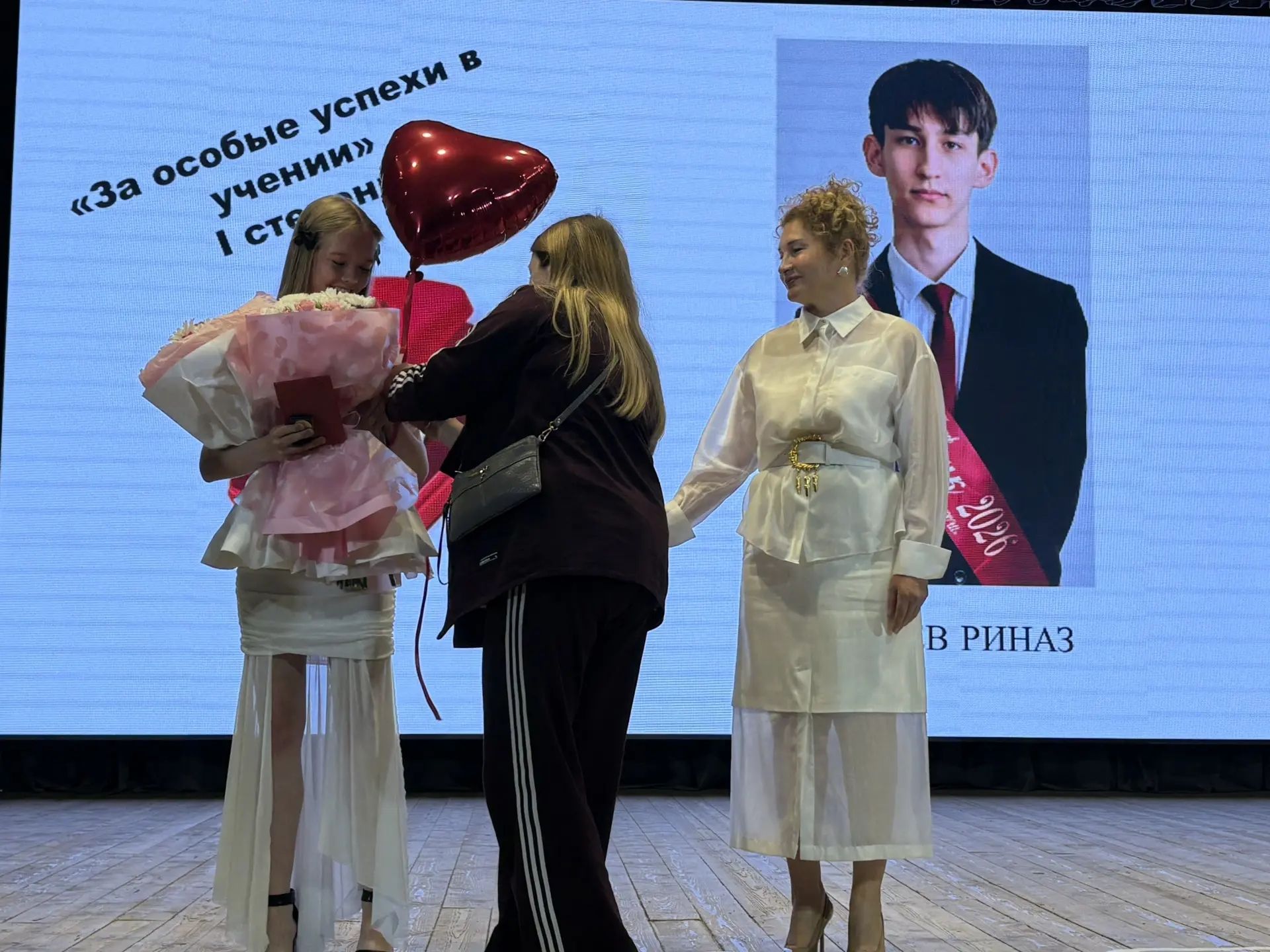Алтын медаль ияләрен Индира Сәхипова бүләкләде