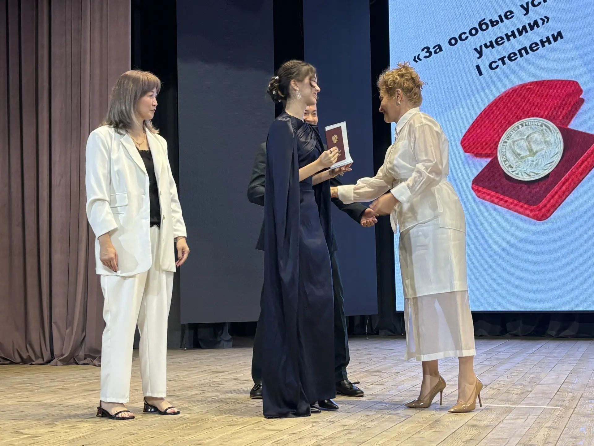 Алтын медаль ияләрен Индира Сәхипова бүләкләде